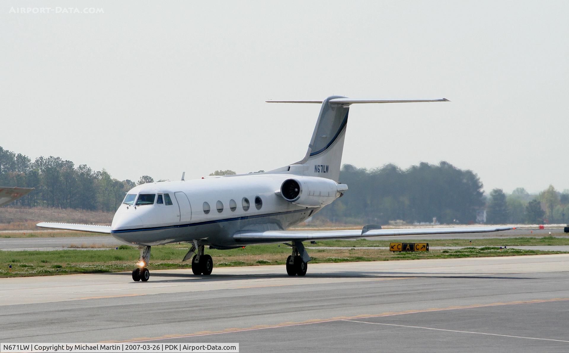 N671LW, 1970 Grumman G-1159 C/N 90, Taxing to Jet Fueling