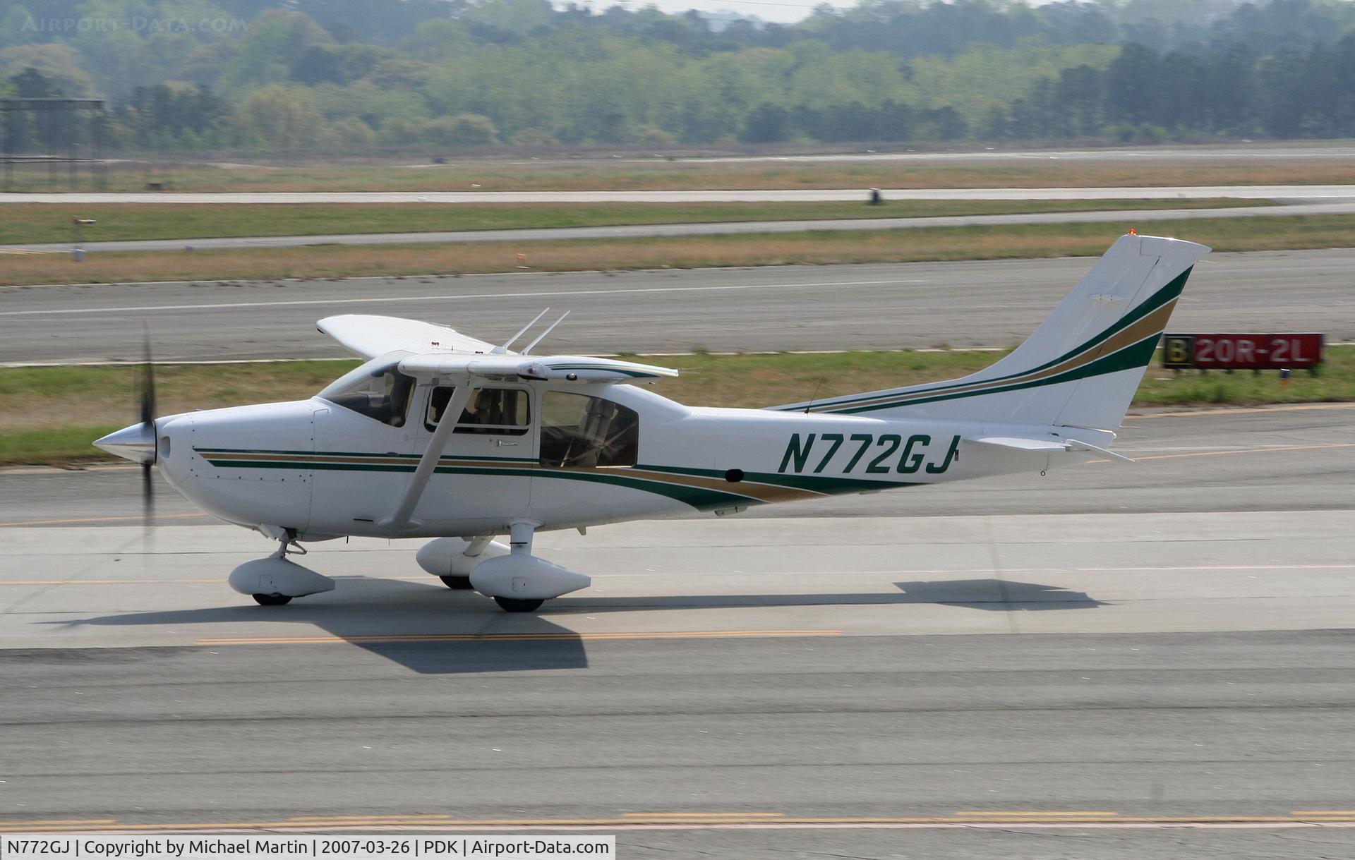 N772GJ, 2006 Cessna 182T Skylane C/N 18281843, Taxing to Epps Air Service
