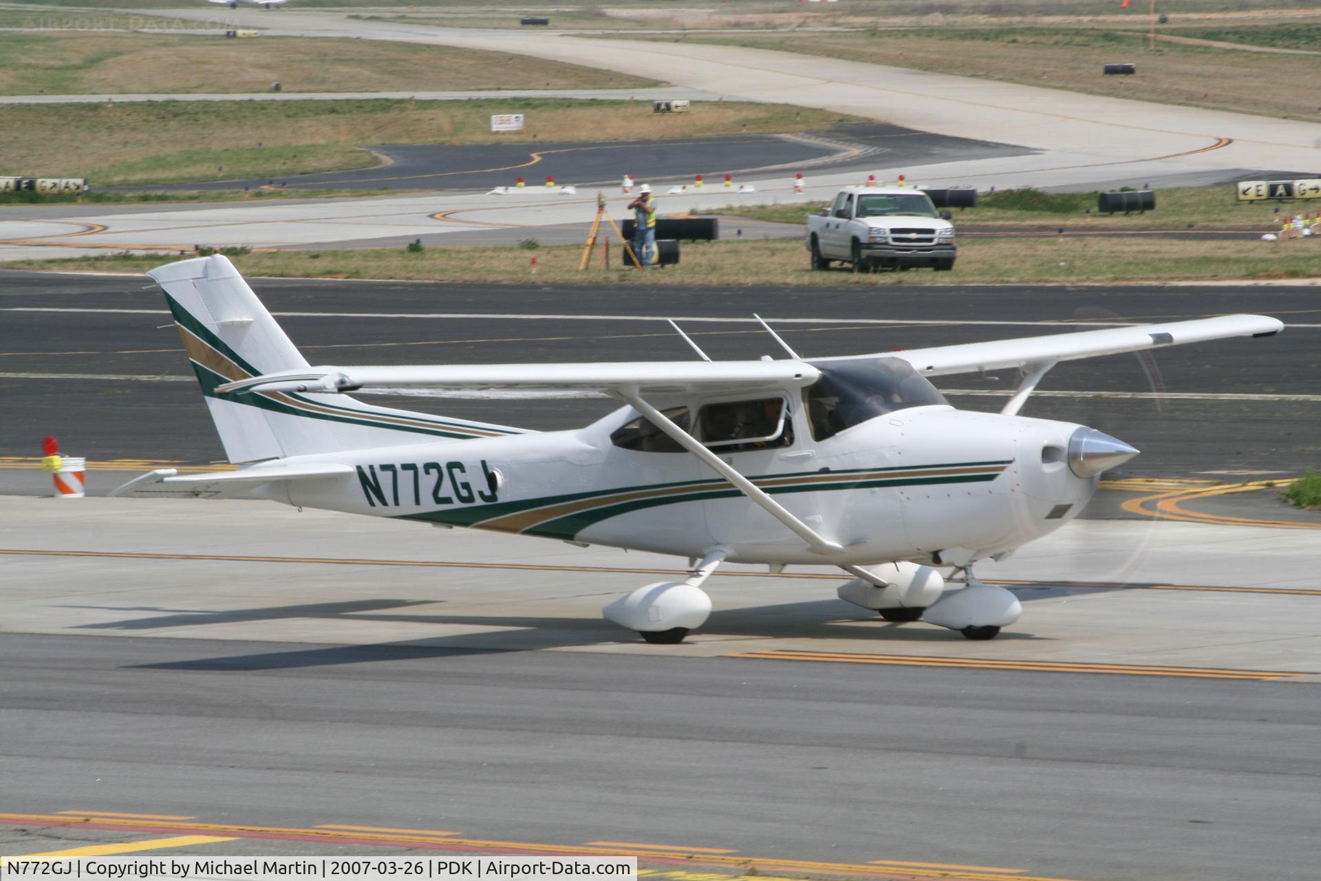 N772GJ, 2006 Cessna 182T Skylane C/N 18281843, Taxing to Runway 20R