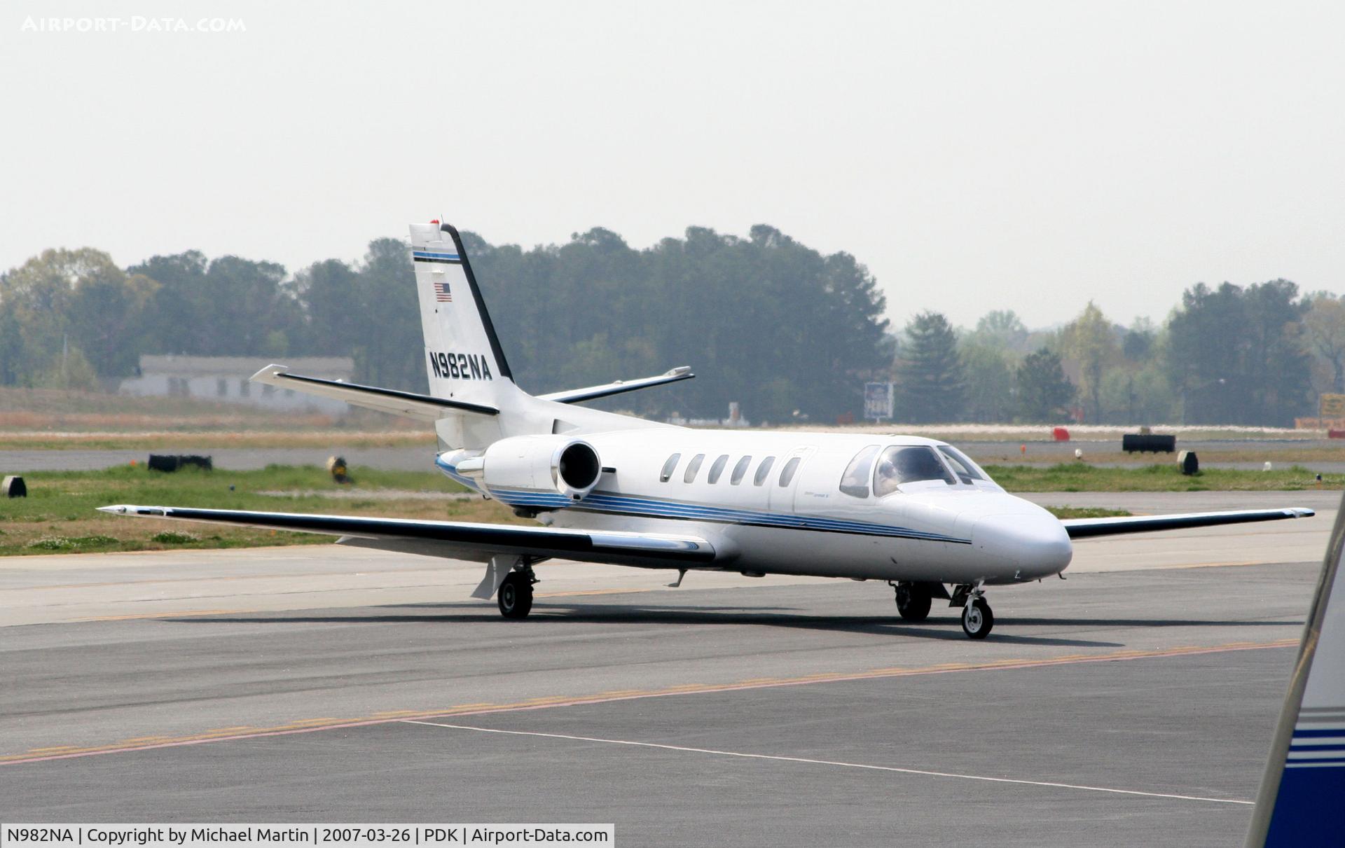 N982NA, 1982 Cessna 550 C/N 550-0345, Taxing to Mercury Air Center