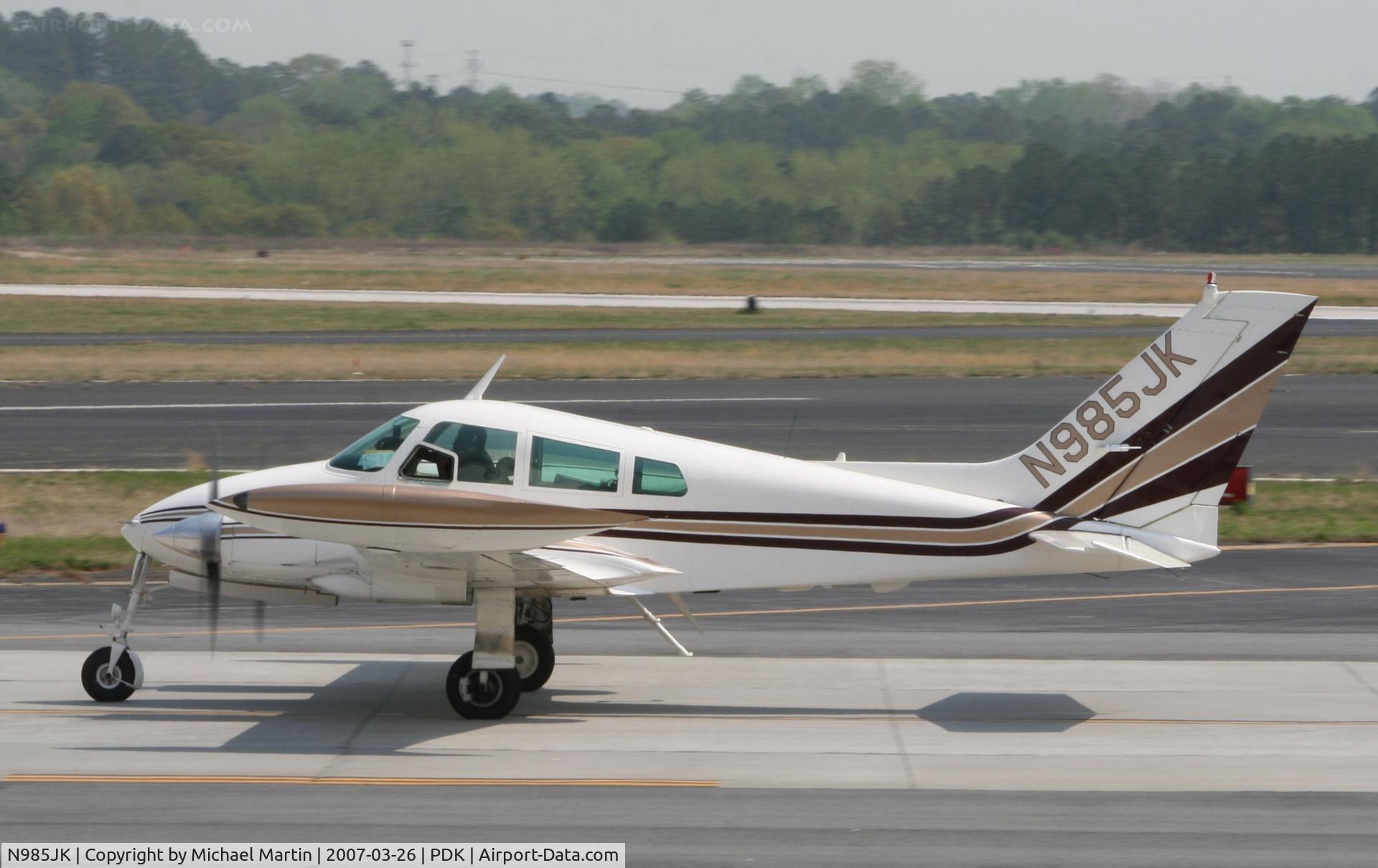 N985JK, 1964 Cessna 310I C/N 310I0012, Taxing to Signature Flight Services