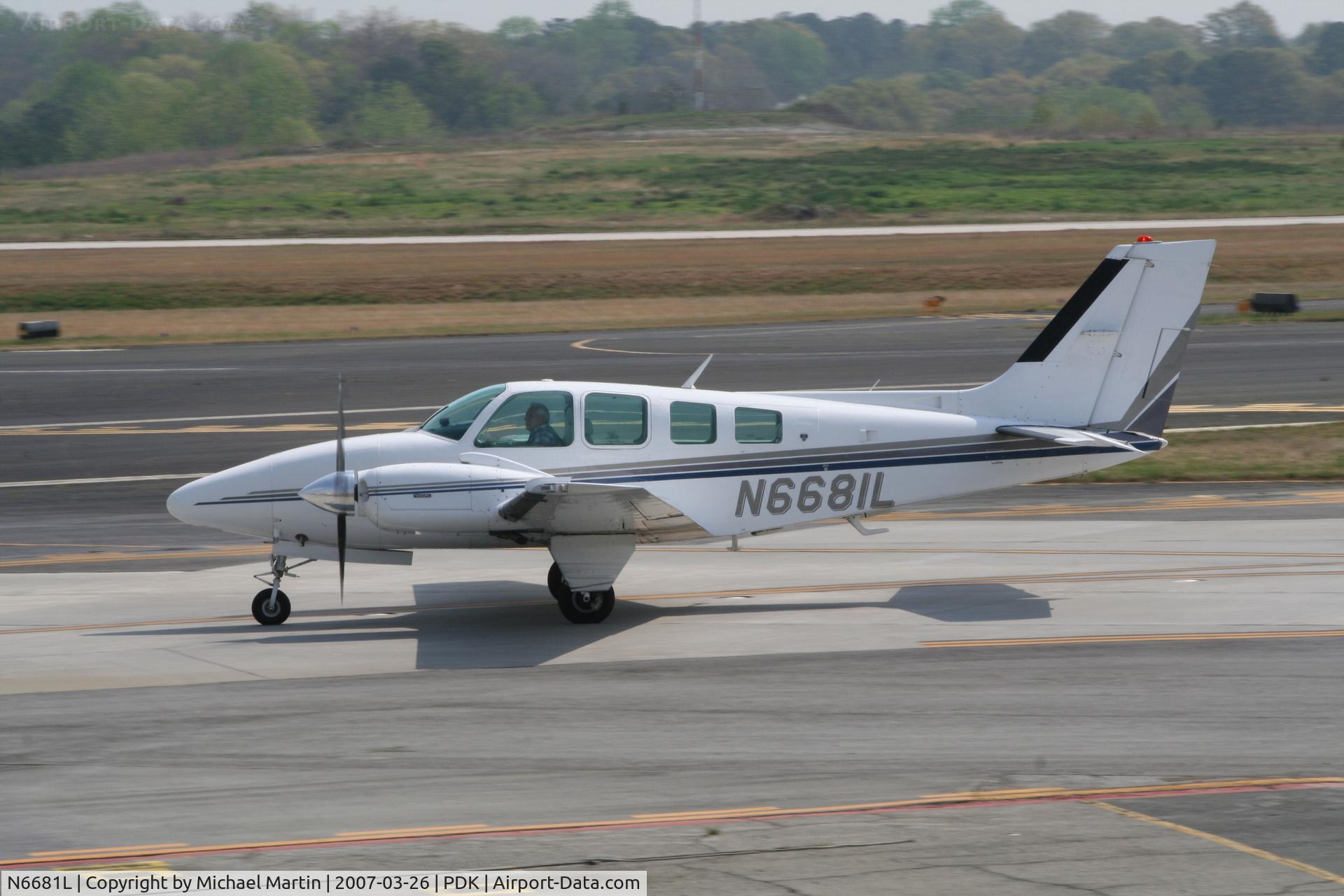 N6681L, 1979 Beech 58 Baron C/N TH-1088, Taxing to Epps Air Service