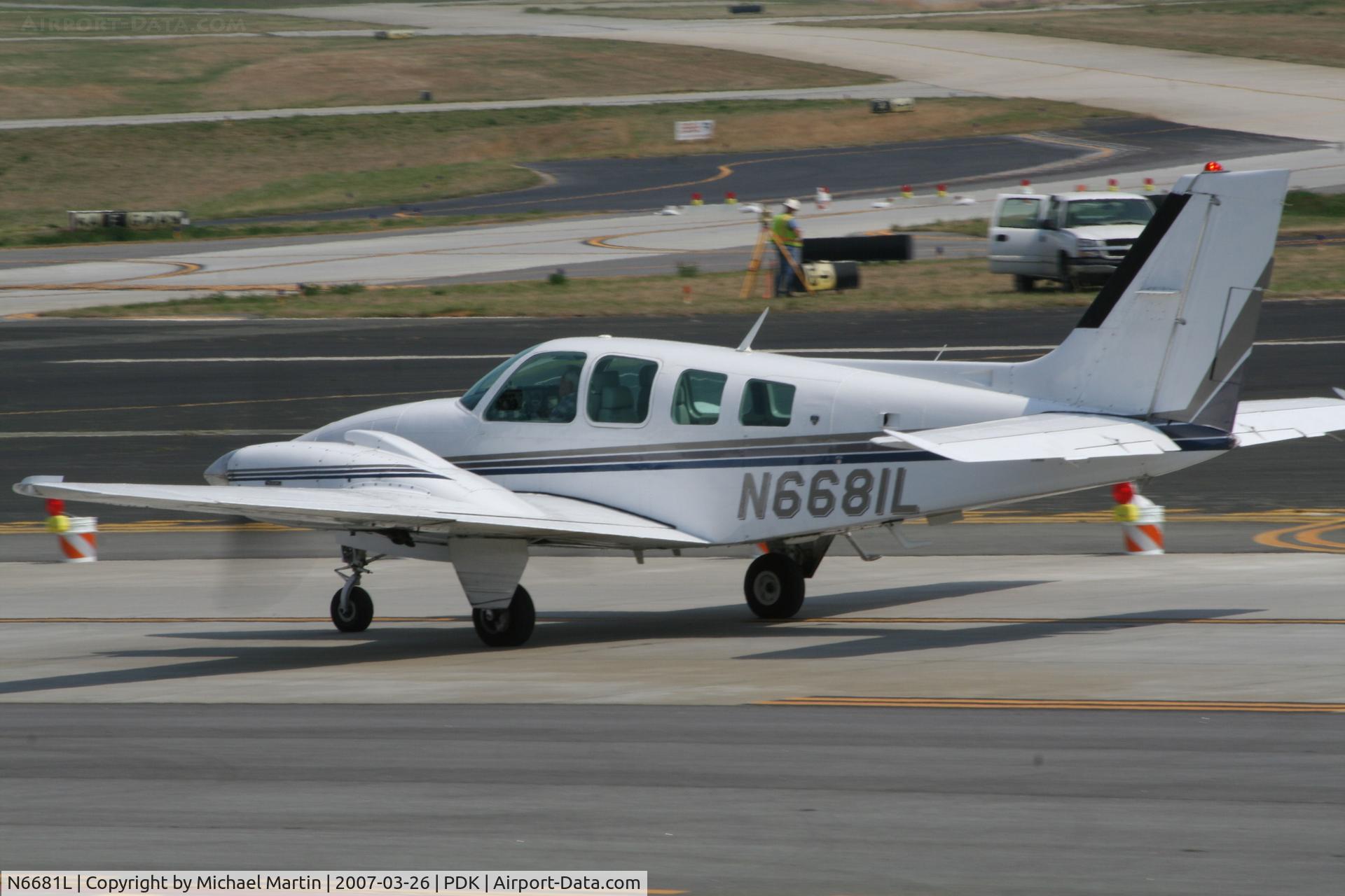 N6681L, 1979 Beech 58 Baron C/N TH-1088, Taxing past on going construction