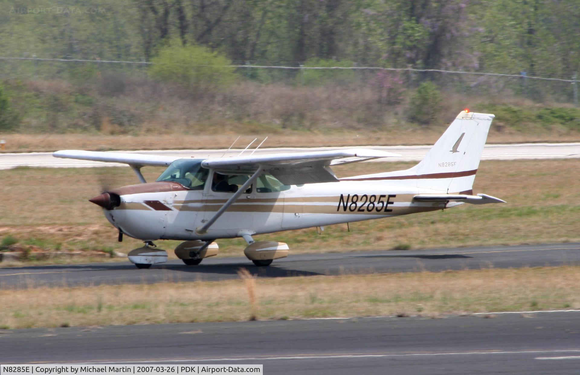 N8285E, 1979 Cessna 172N C/N 17272171, Taxing to Epps Air Service