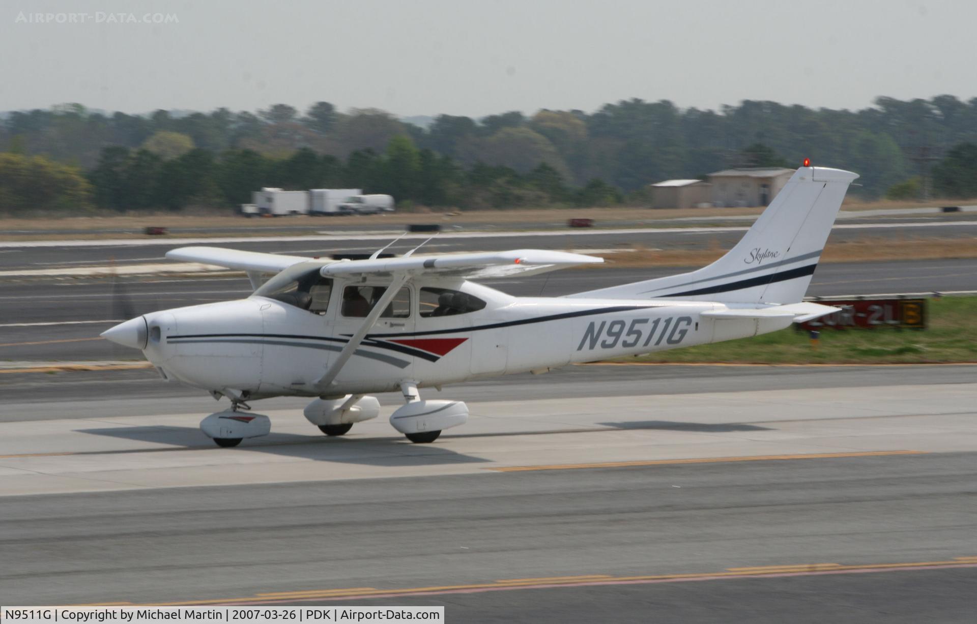 N9511G, 1998 Cessna 182S Skylane C/N 18280121, Taxing to Epps Air Service