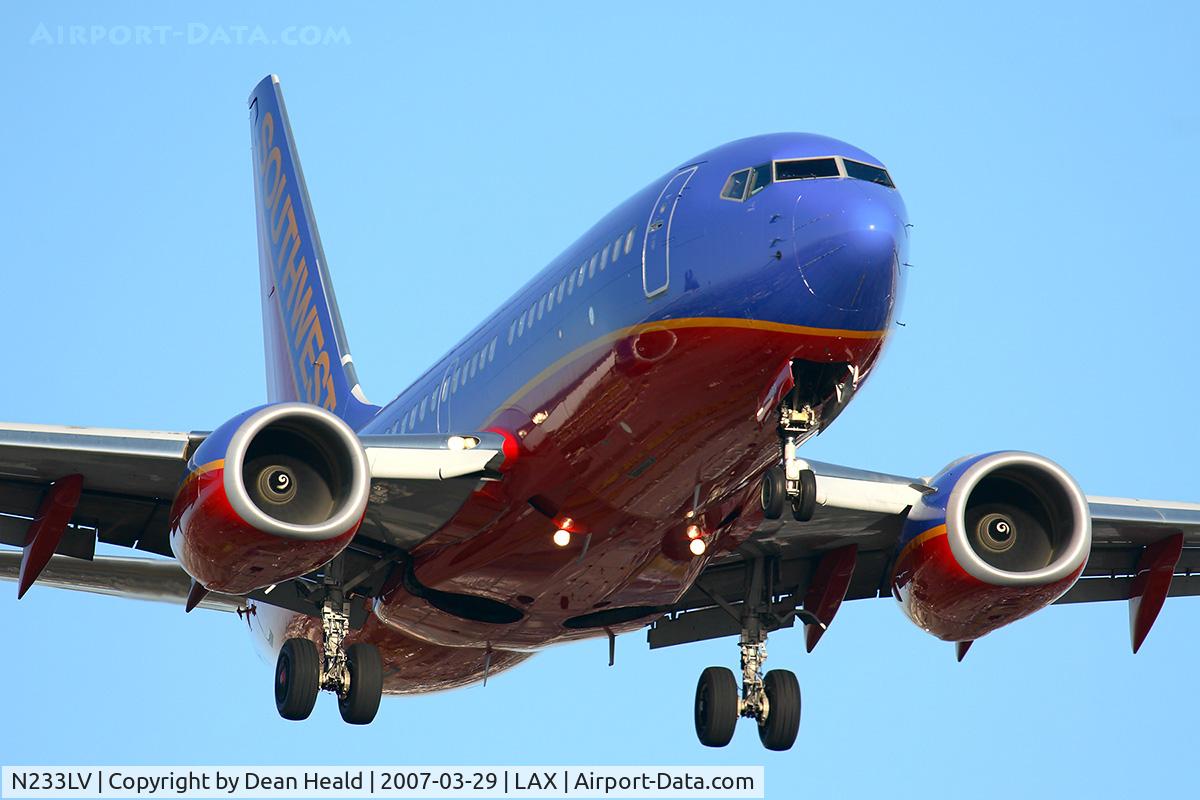 N233LV, 2006 Boeing 737-7H4 C/N 32501, Southwest Airlines N233LV (FLT SWA900) from William P Hobby (KHOU) on short-final to RWY 24R.