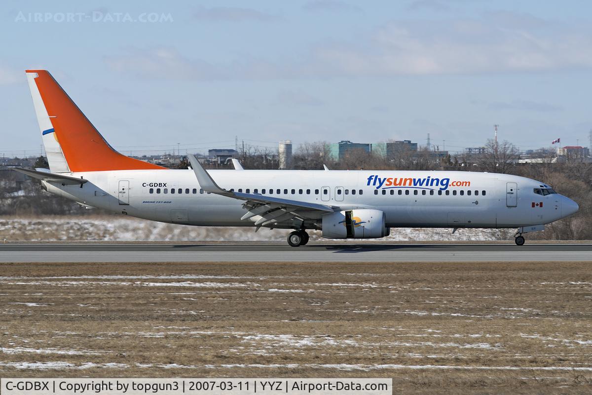 C-GDBX, 2003 Boeing 737-8Q8 C/N 33699, Landing on RWY33L.