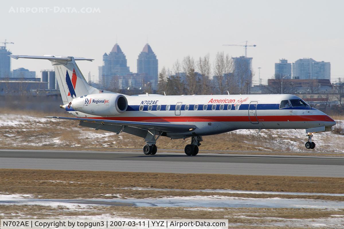 N702AE, 1999 Embraer ERJ-135LR (EMB-135LR) C/N 145164, Landing on RWY33L.