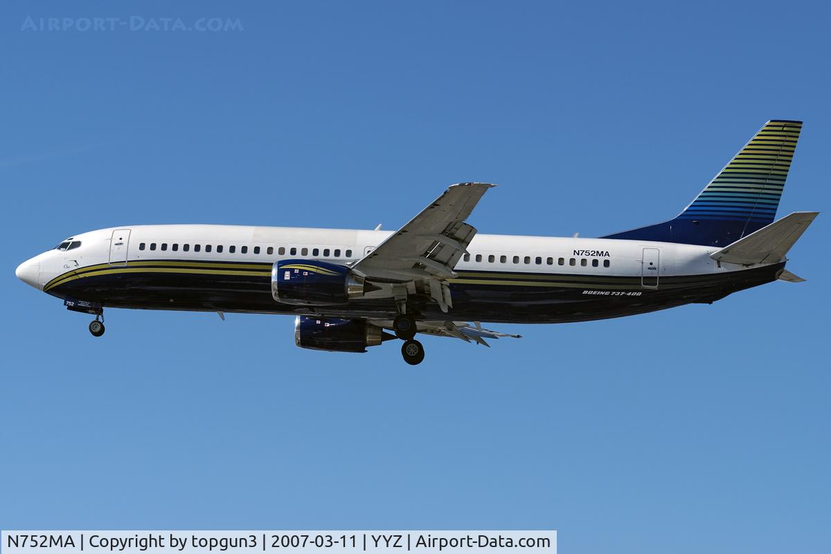 N752MA, 1996 Boeing 737-48E C/N 28198, Short final for RWY23.