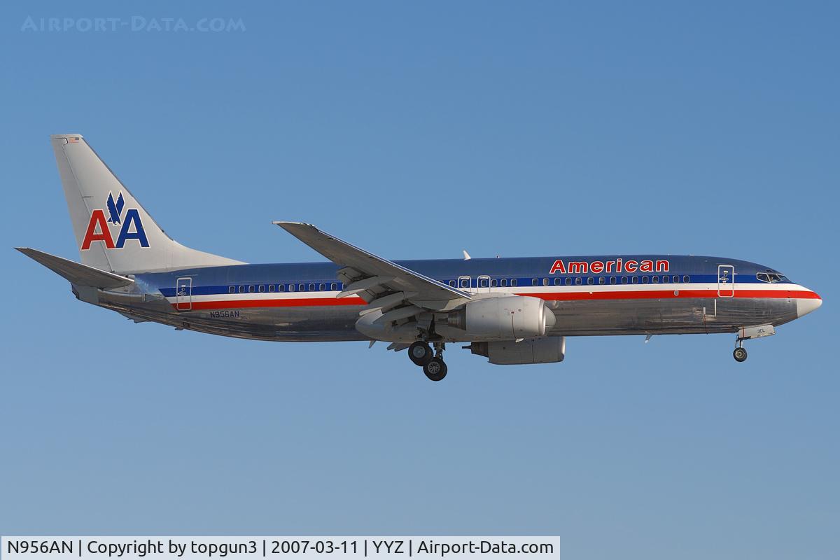 N956AN, 2001 Boeing 737-823 C/N 30090, Short final for RWY23.