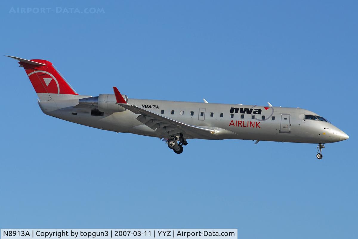 N8913A, 2004 Bombardier CRJ-200 (CL-600-2B19) C/N 7913, Short final for RWY23.