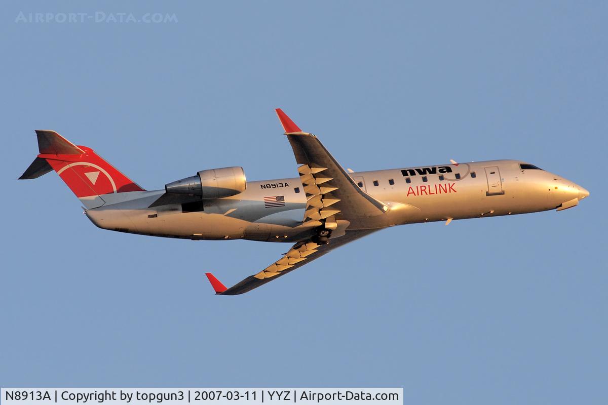 N8913A, 2004 Bombardier CRJ-200 (CL-600-2B19) C/N 7913, Departing via RWY23.