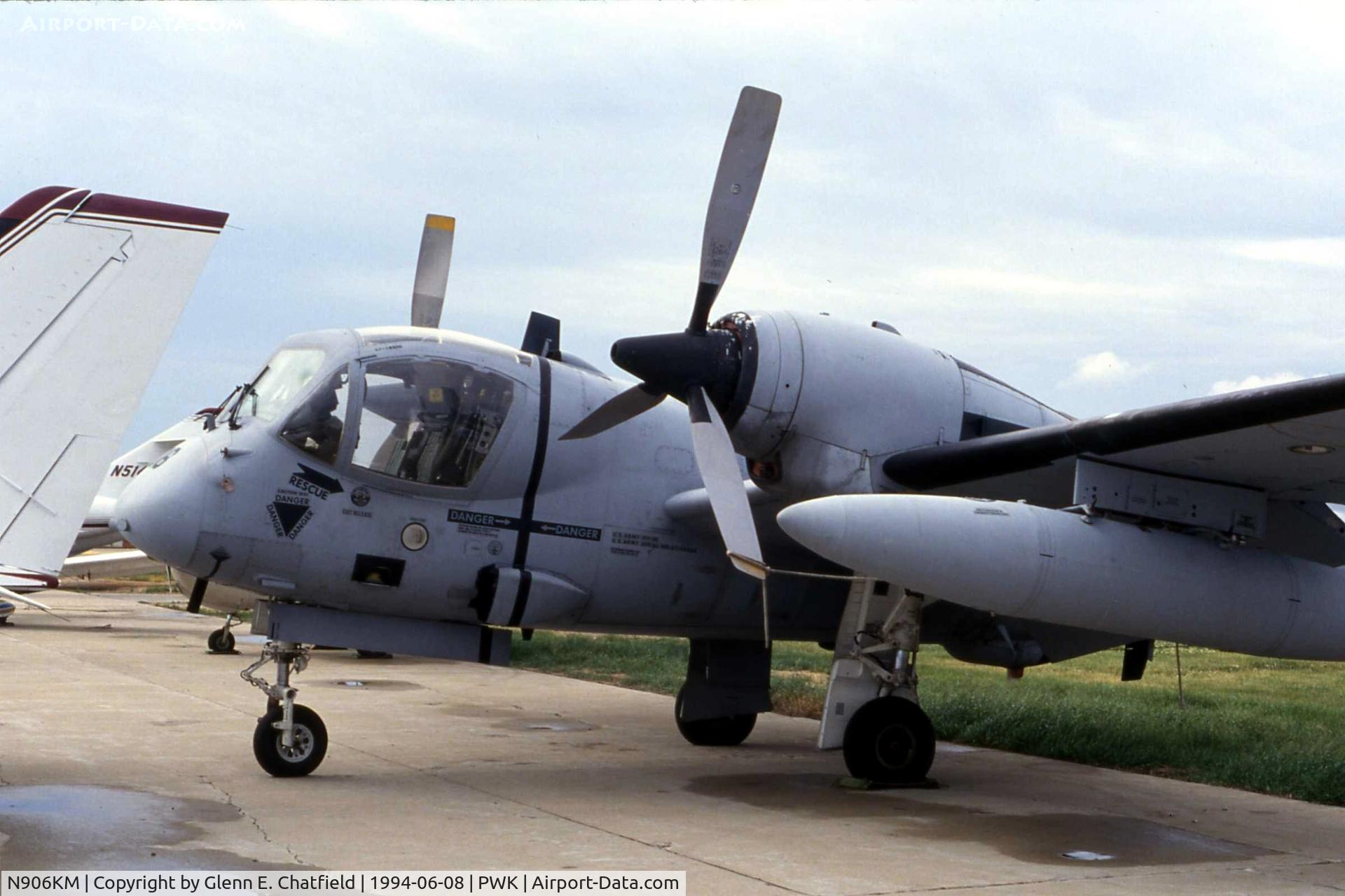 N906KM, 1967 Grumman OV-1C Mohawk C/N 900, OV-1D on the ramp