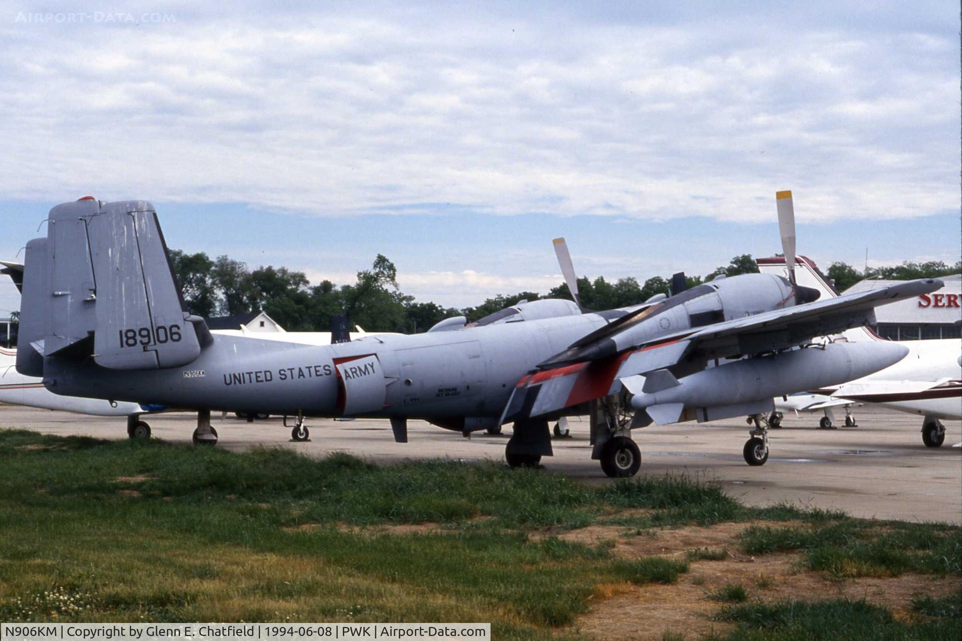 N906KM, 1967 Grumman OV-1C Mohawk C/N 900, OV-1D on the ramp