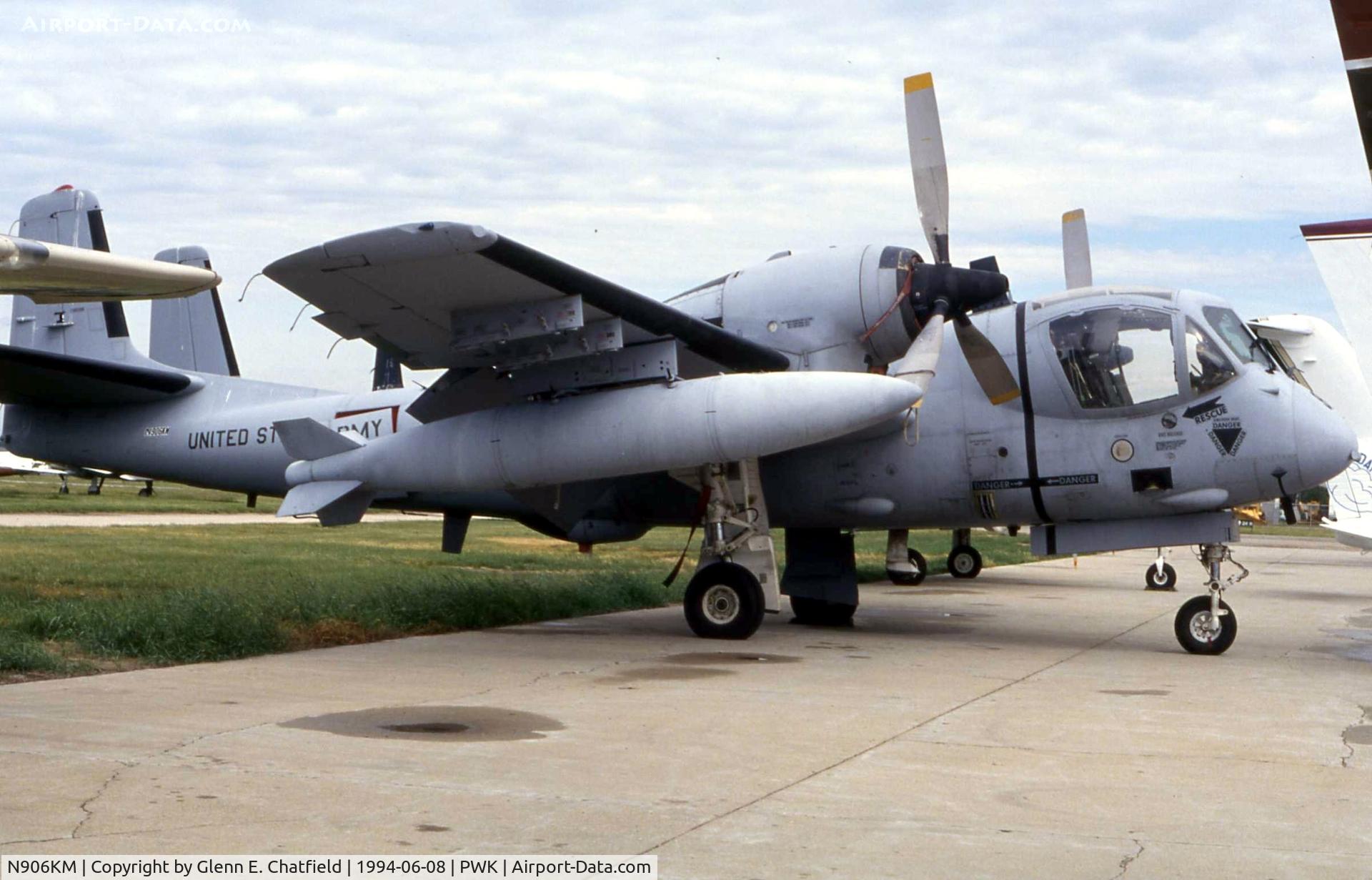 N906KM, 1967 Grumman OV-1C Mohawk C/N 900, OV-1D on the ramp