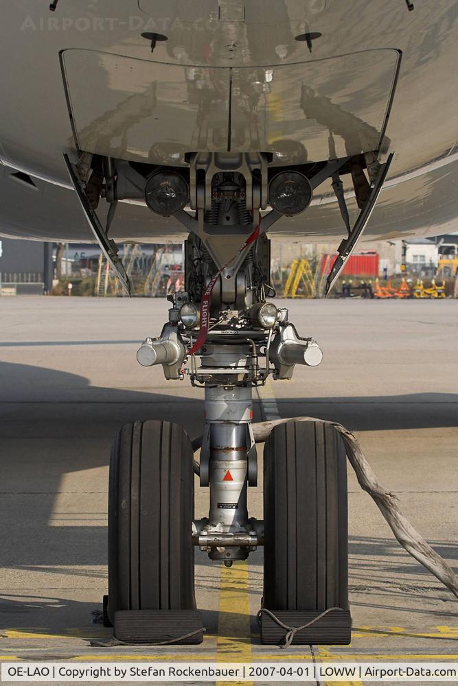 OE-LAO, 2000 Airbus A330-223 C/N 181, Front gear
