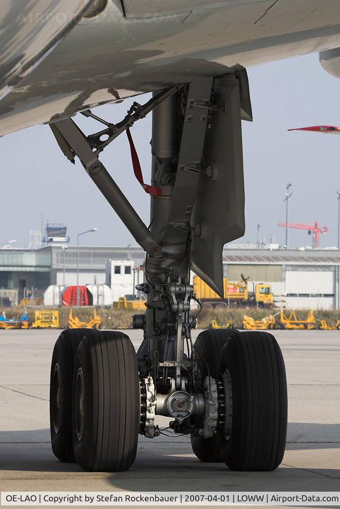 OE-LAO, 2000 Airbus A330-223 C/N 181, Main gear.