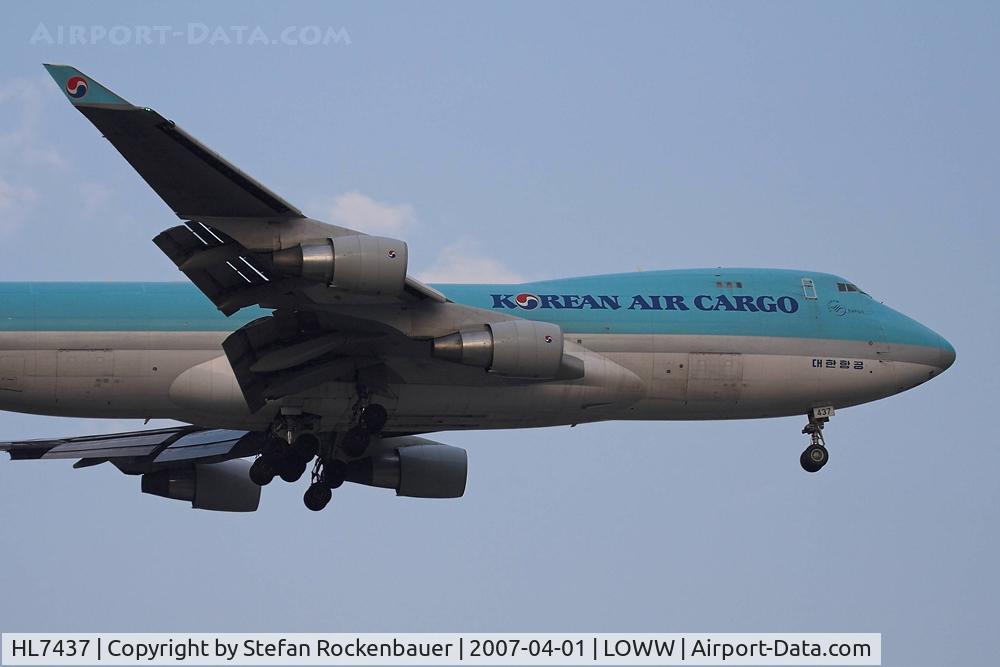 HL7437, 2003 Boeing 747-4B5F/SCD C/N 32808, Seconds before touching down on RWY16.
