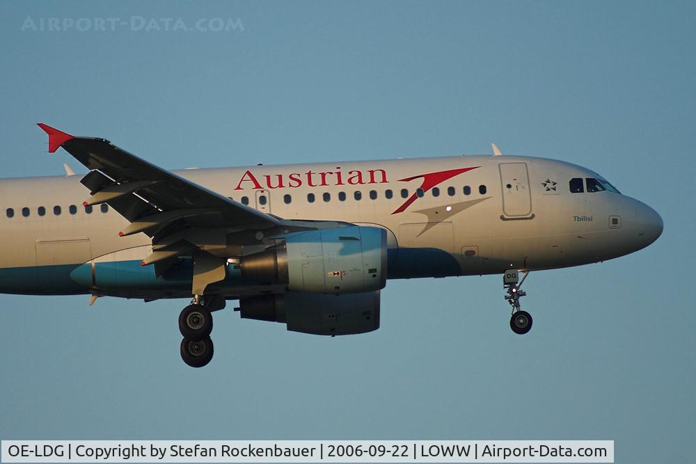 OE-LDG, 2006 Airbus A319-112 C/N 2652, Airbus on very short final.