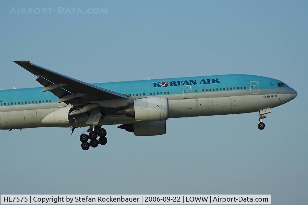 HL7575, 2000 Boeing 777-2B5/ER C/N 28445, Korean 777 on very short final.