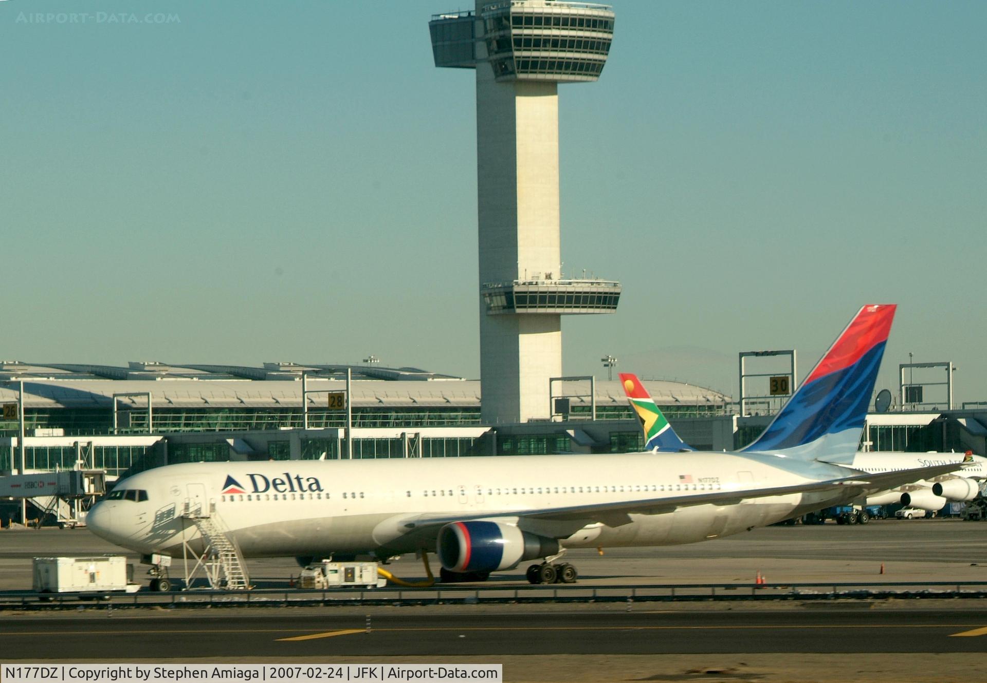 N177DZ, 1999 Boeing 767-332 C/N 29698, Waiting for services...