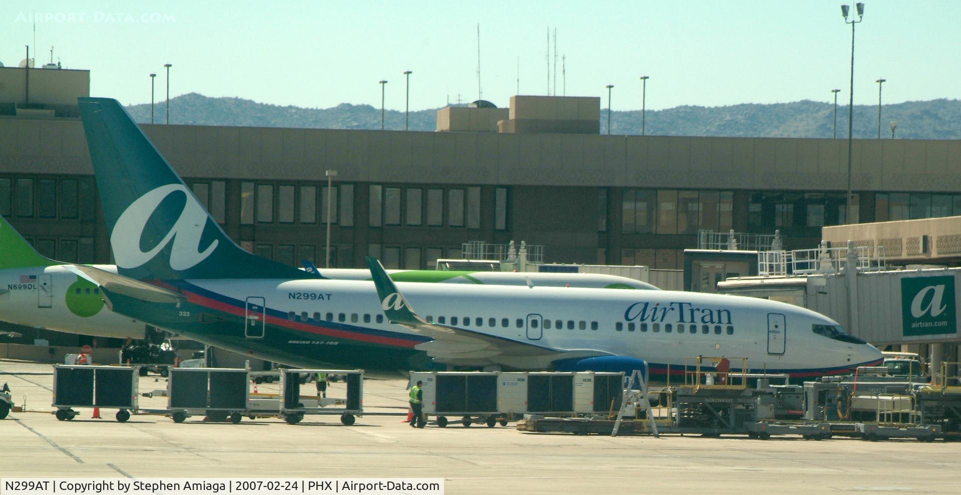 N299AT, 2006 Boeing 737-76N C/N 32678, At the gate.