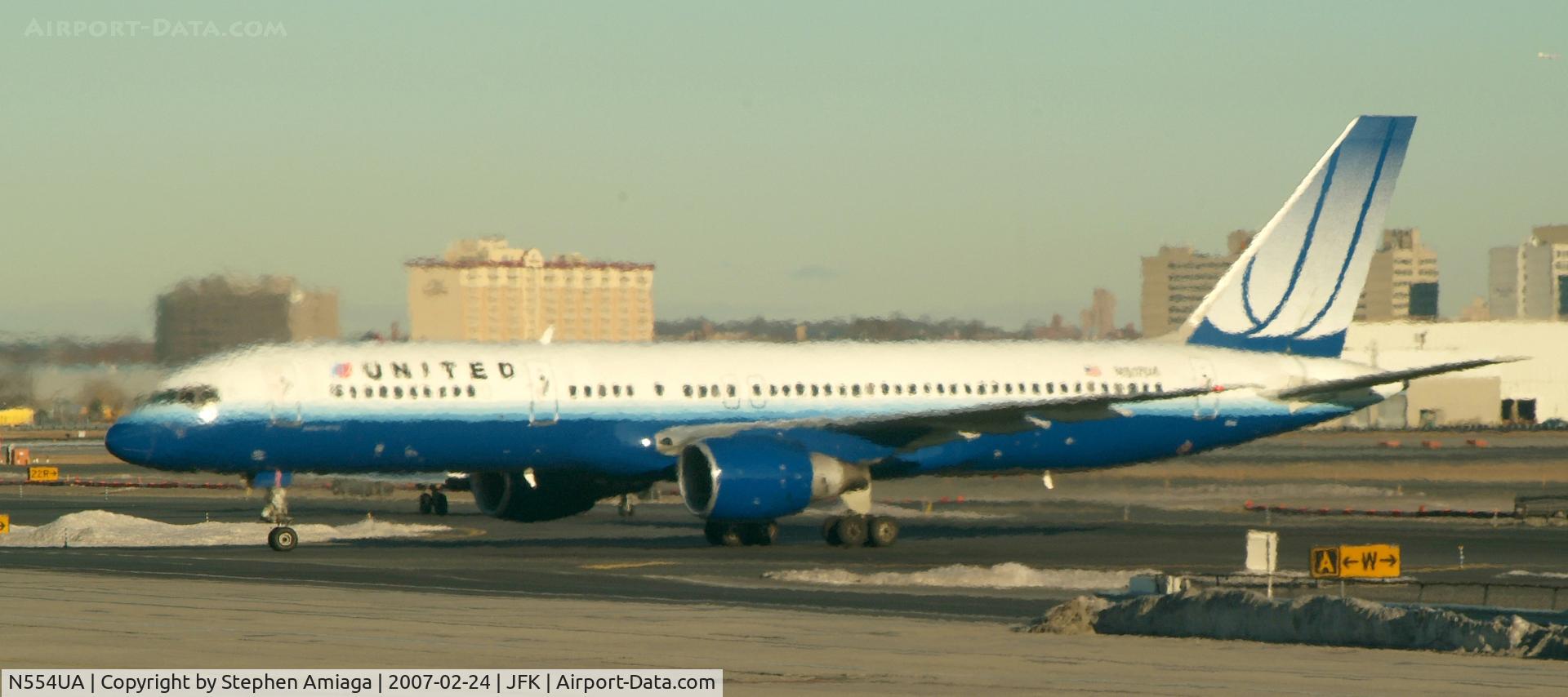 N554UA, 1992 Boeing 757-222 C/N 26644, What a visual effect, through the wash of a JB A320