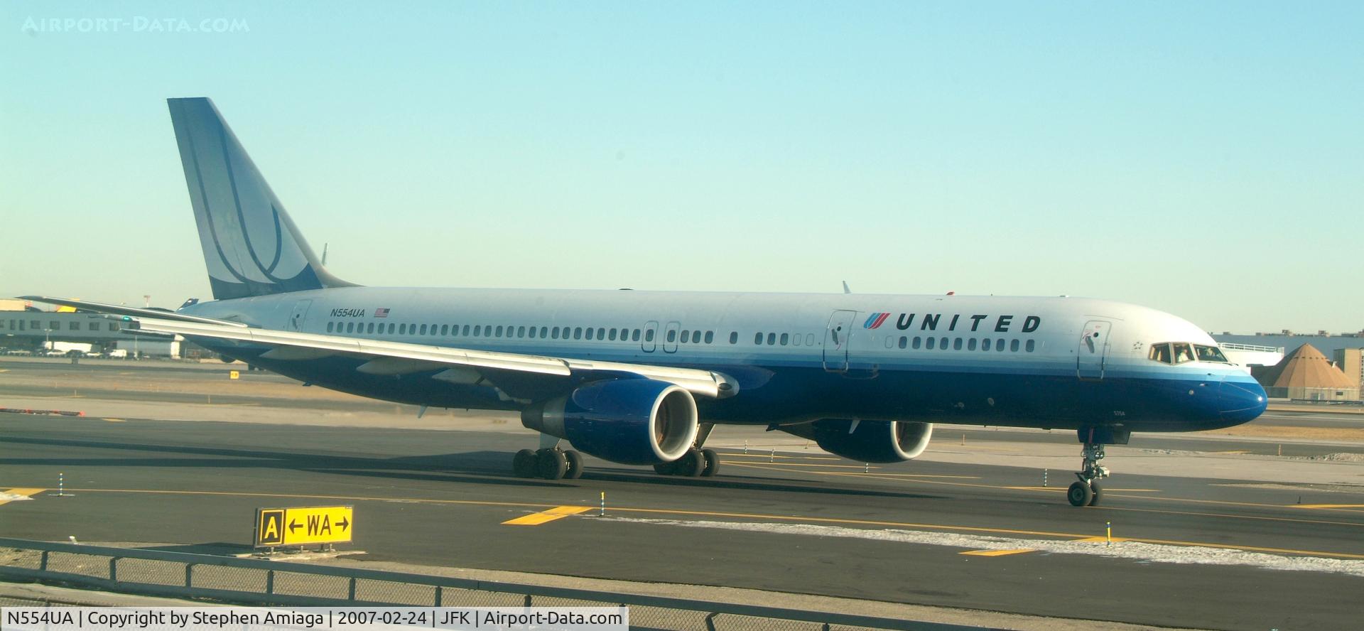 N554UA, 1992 Boeing 757-222 C/N 26644, Taxiing in from 31R
