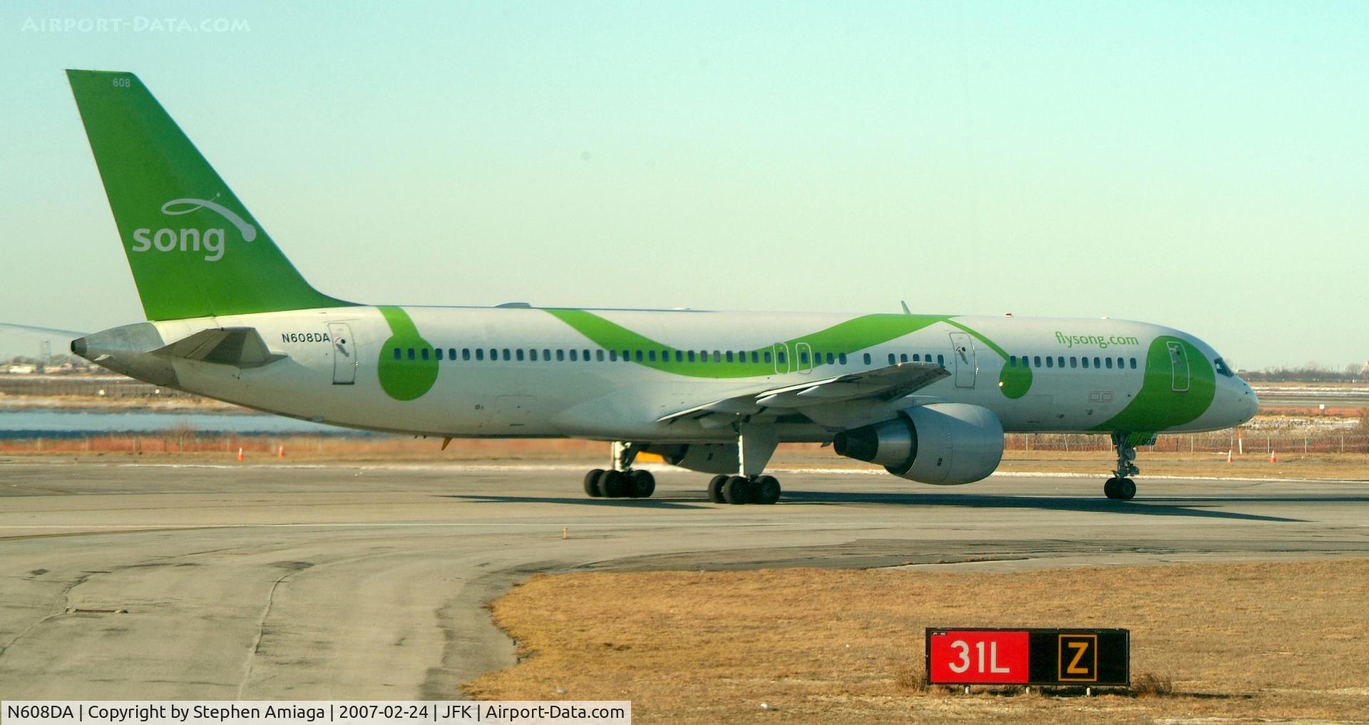 N608DA, 1985 Boeing 757-232 C/N 22815, Song Position and hold 31L.
