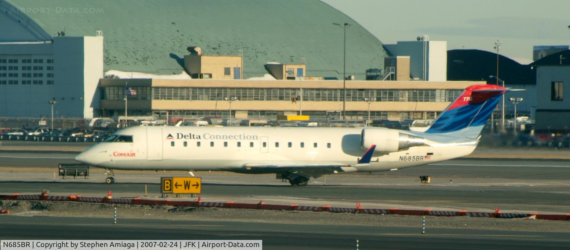 N685BR, 2002 Bombardier CRJ-200ER (CL-600-2B19) C/N 7712, Taxiing in from 31R