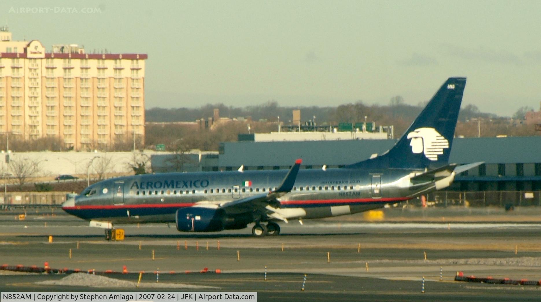 N852AM, 2004 Boeing 737-752 C/N 33787, Taxiing in from 31R