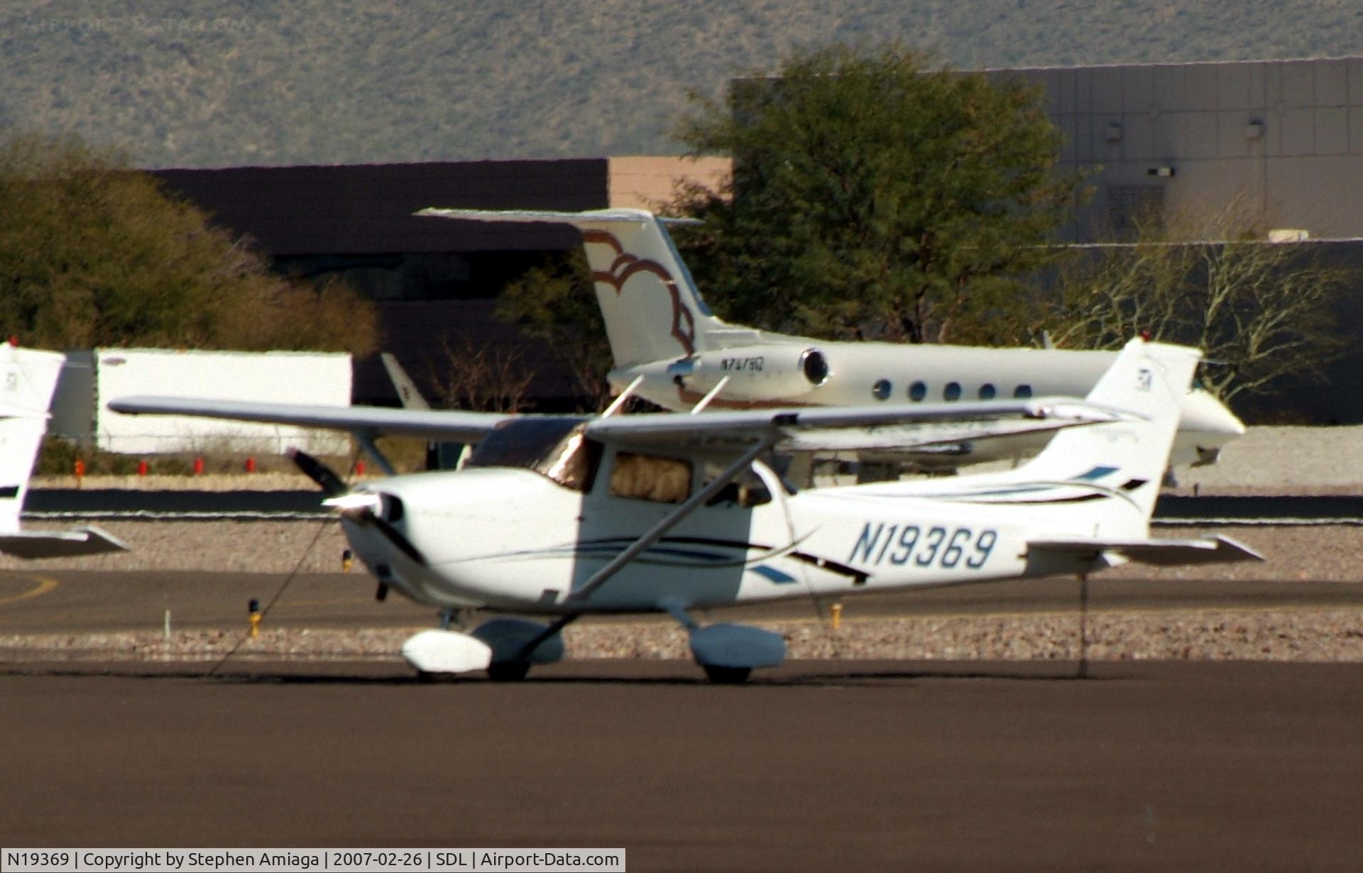 N19369, 2006 Cessna 172S C/N 172S-10130, Skyhawk on the ramp