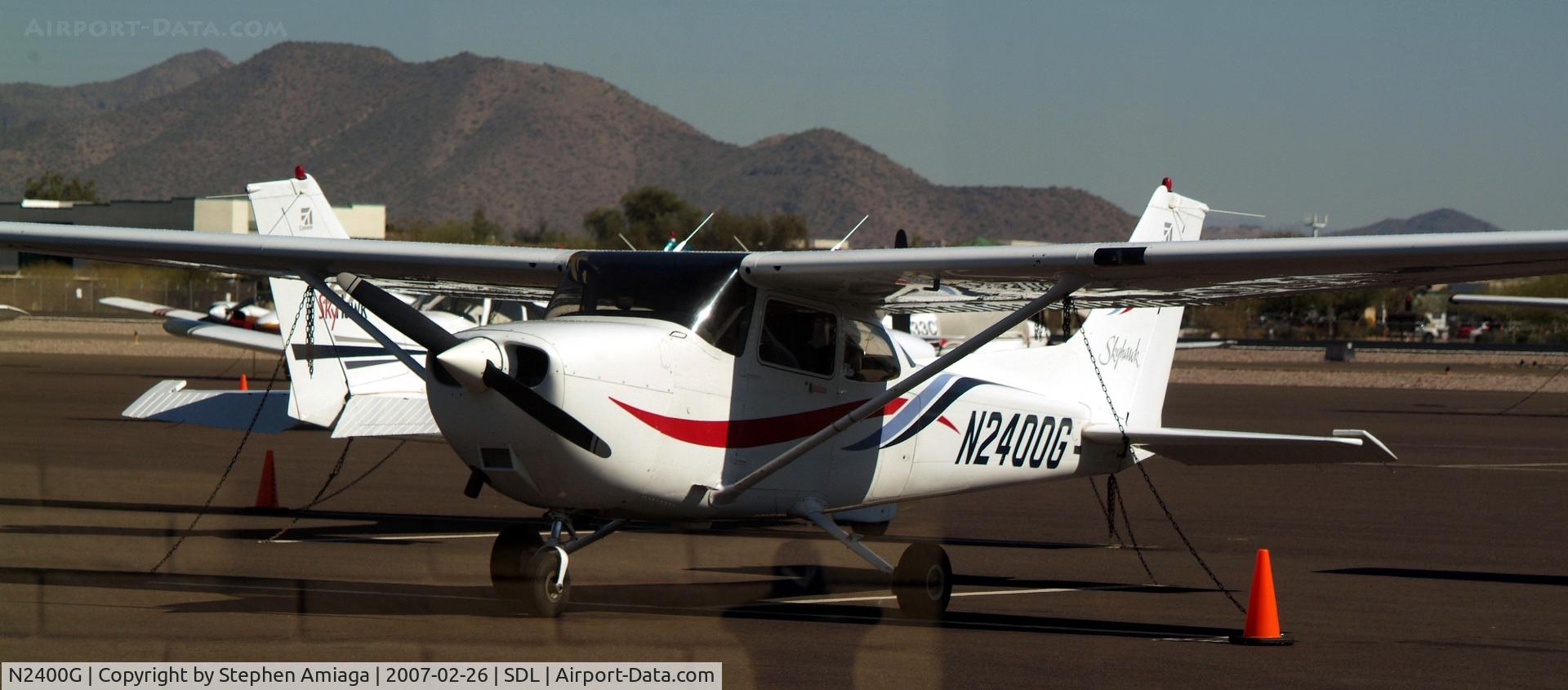 N2400G, 1999 Cessna 172R C/N 17280812, Skyhawk on the ramp