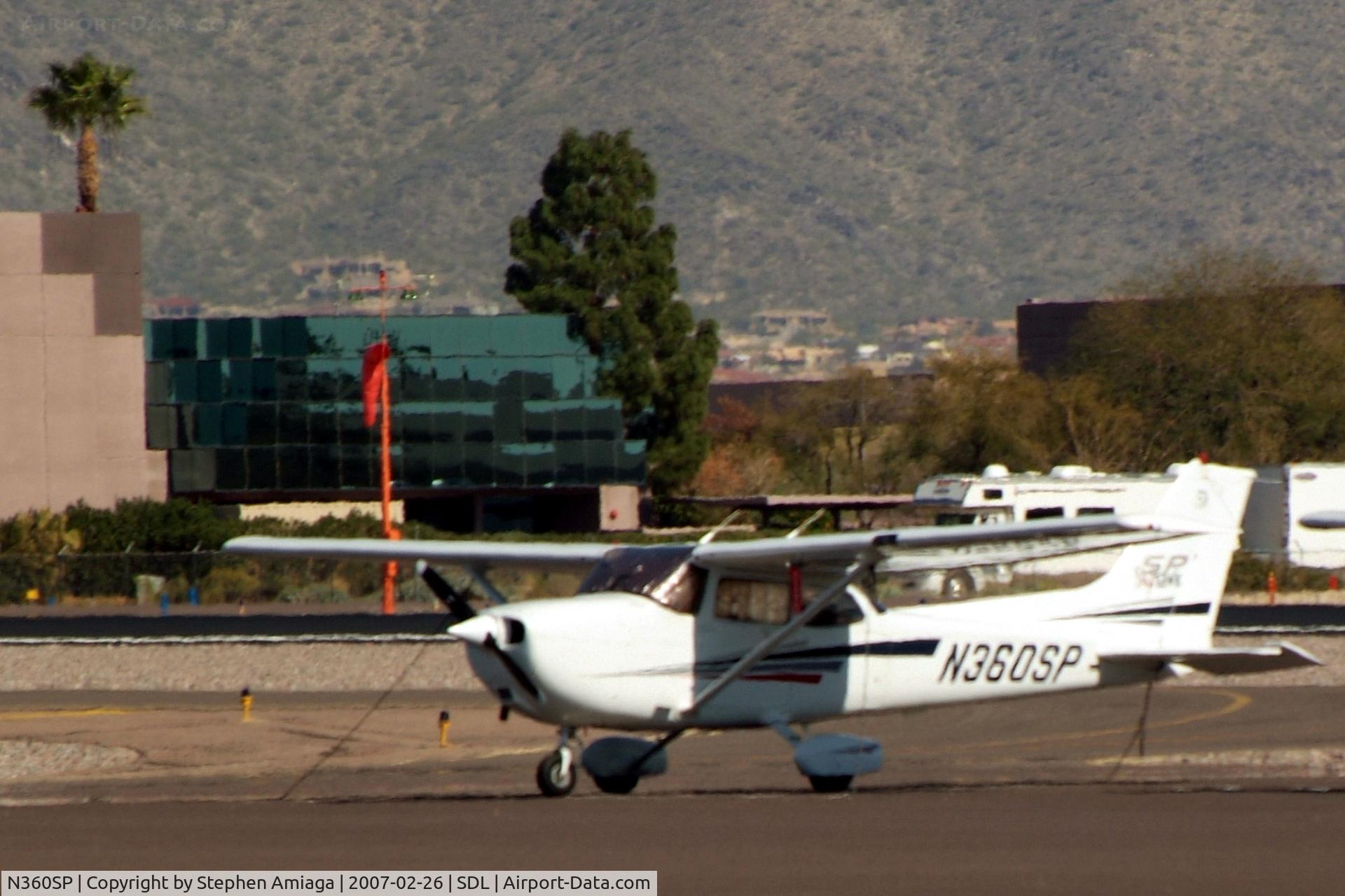 N360SP, 2001 Cessna 172S C/N 172S8777, Skyhawk on the ramp
