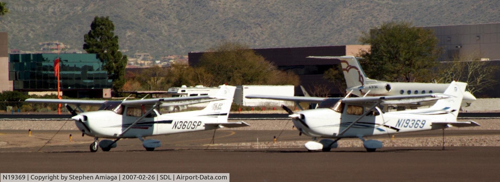 N19369, 2006 Cessna 172S C/N 172S-10130, Skyhawks on the ramp