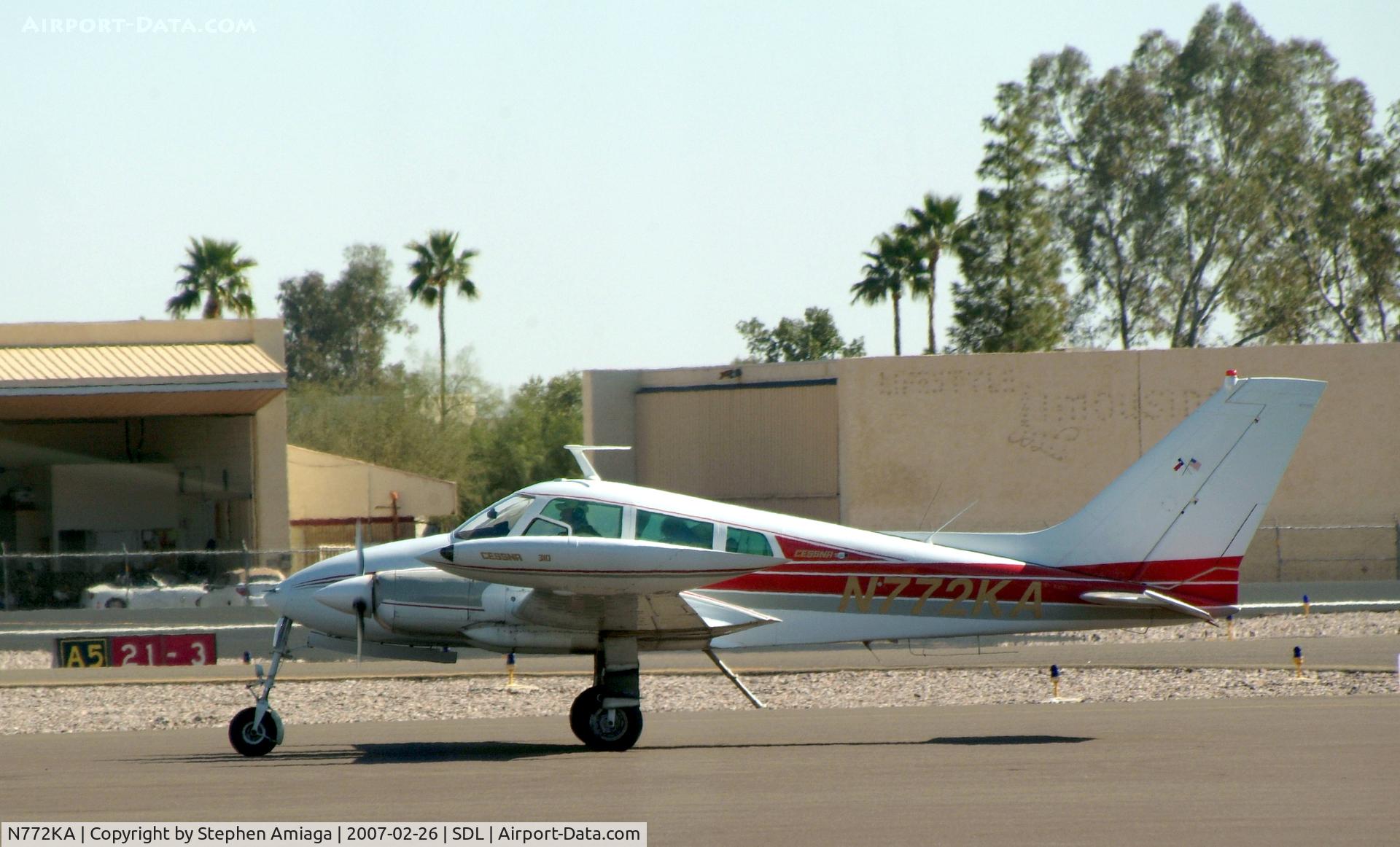 N772KA, 1965 Cessna 310J C/N 310J0039, 310 taxiing