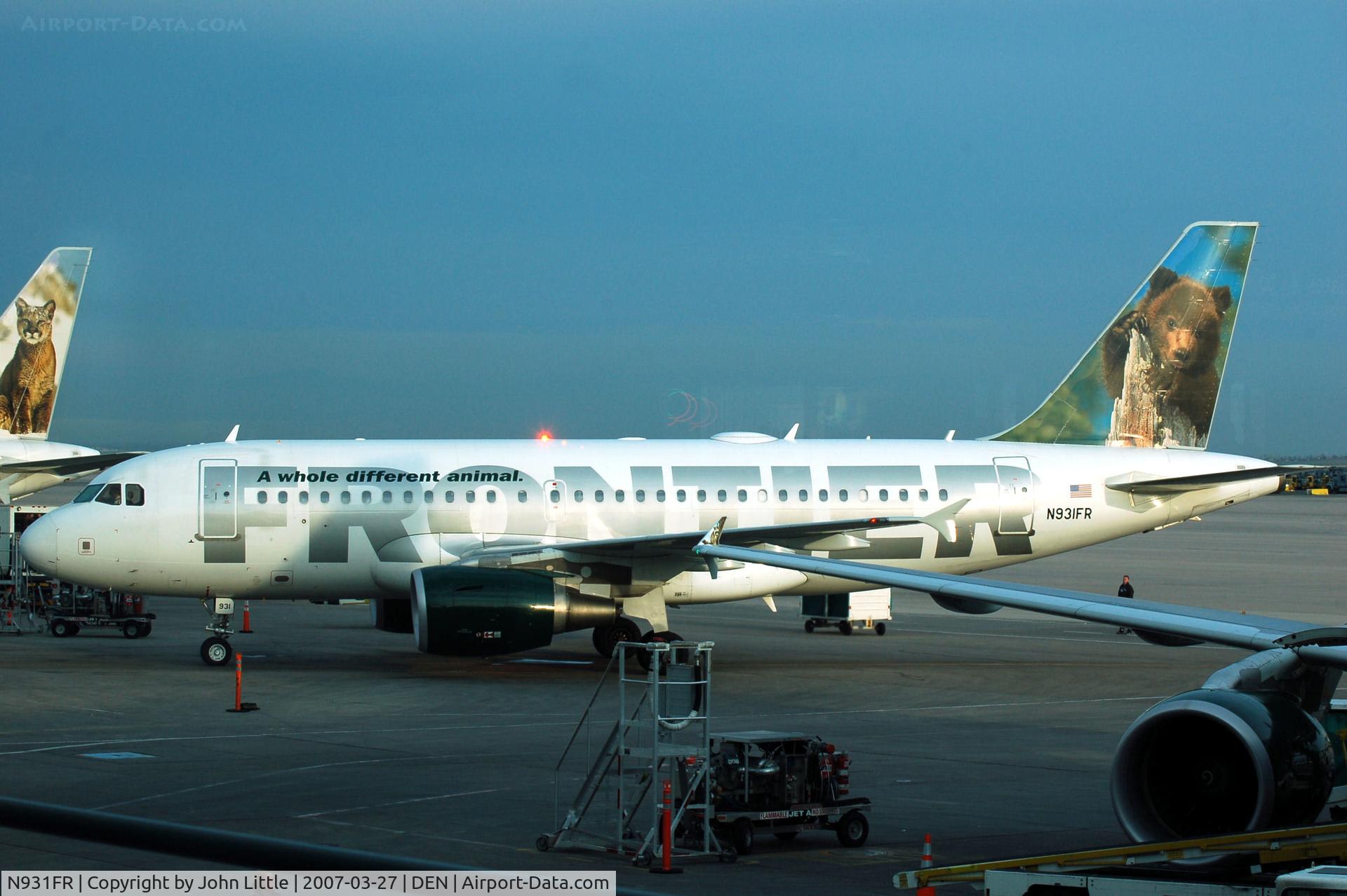 N931FR, 2004 Airbus A319-111 C/N 2253, Frontier Airlines taxi in to gate