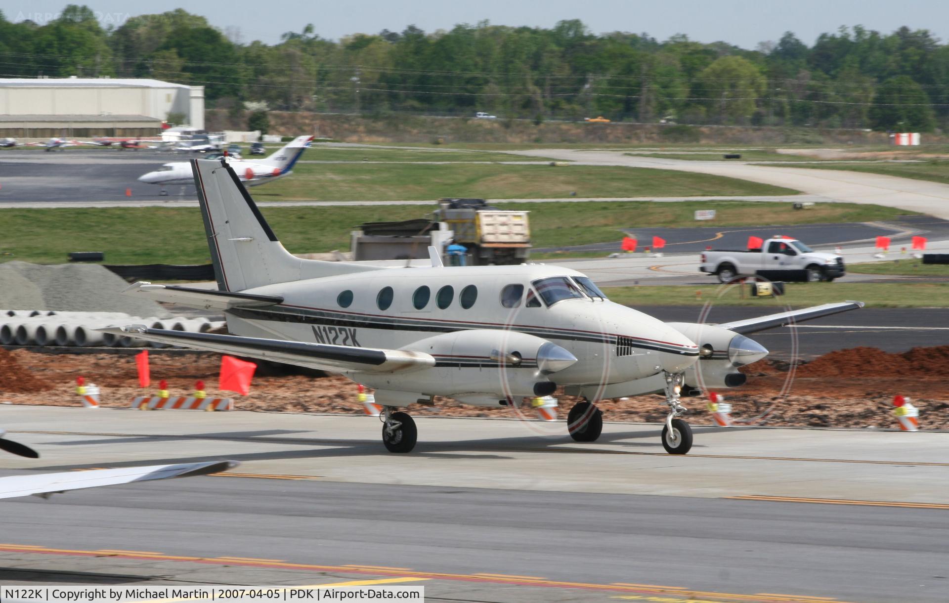 N122K, 1976 Beech C90 King Air C/N LJ-707, Taxing past on going construction