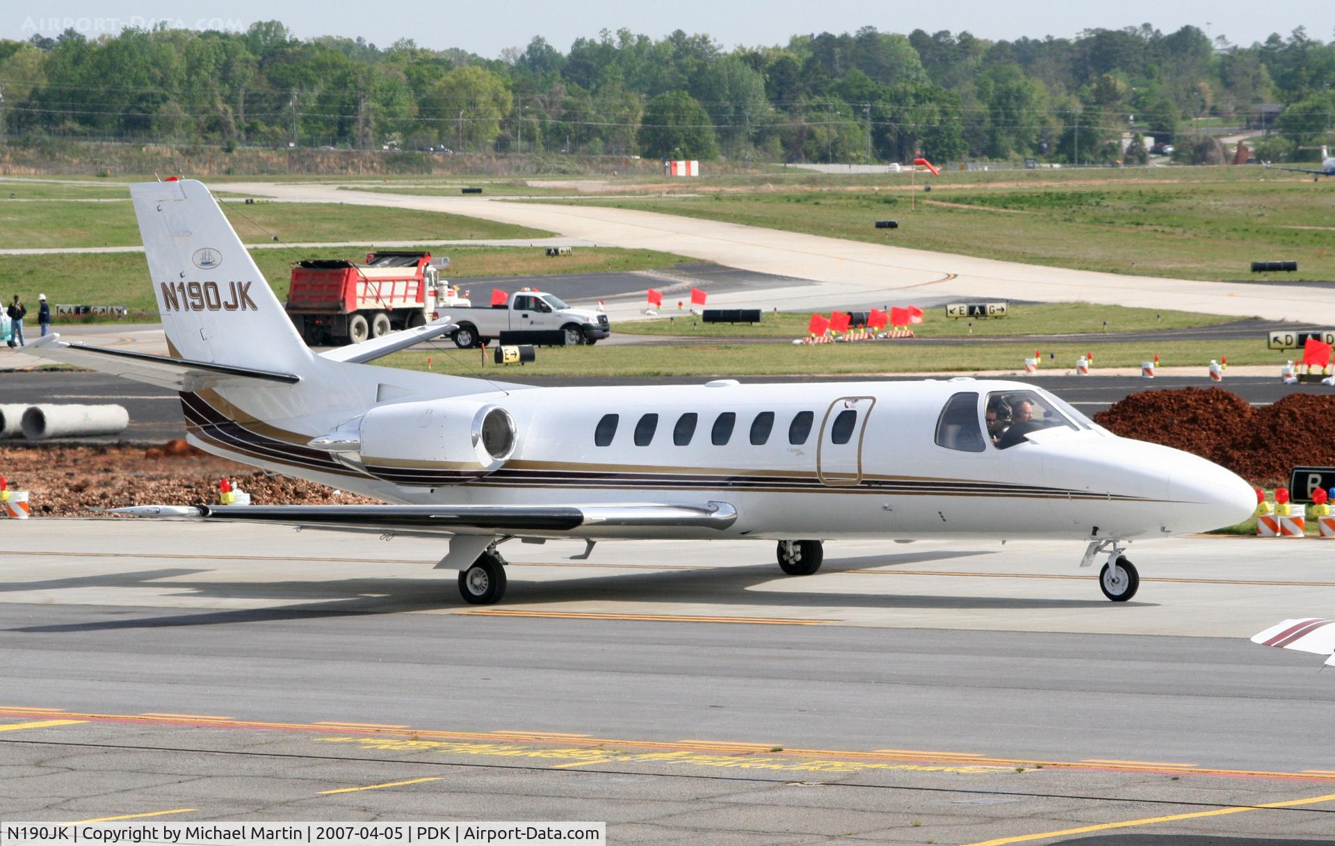 N190JK, 1995 Cessna 560 C/N 560-0303, Taxing past on going construction