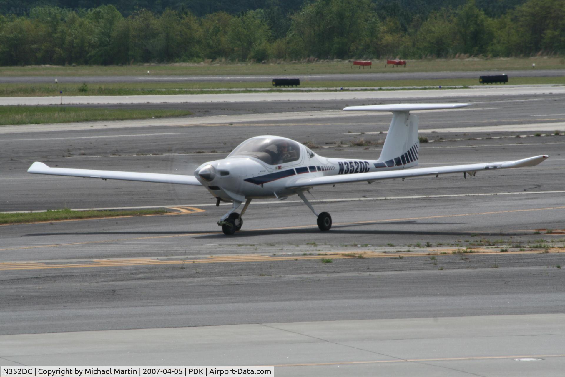 N352DC, 2005 Diamond DA-20C-1 Eclipse C/N C0352, Taxing to Epps Air Service