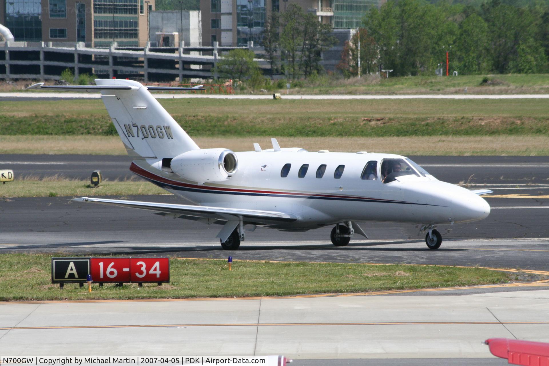 N700GW, 1998 Cessna 525 CitationJet CJ1 C/N 525-0275, Taxing to Jet Fueling