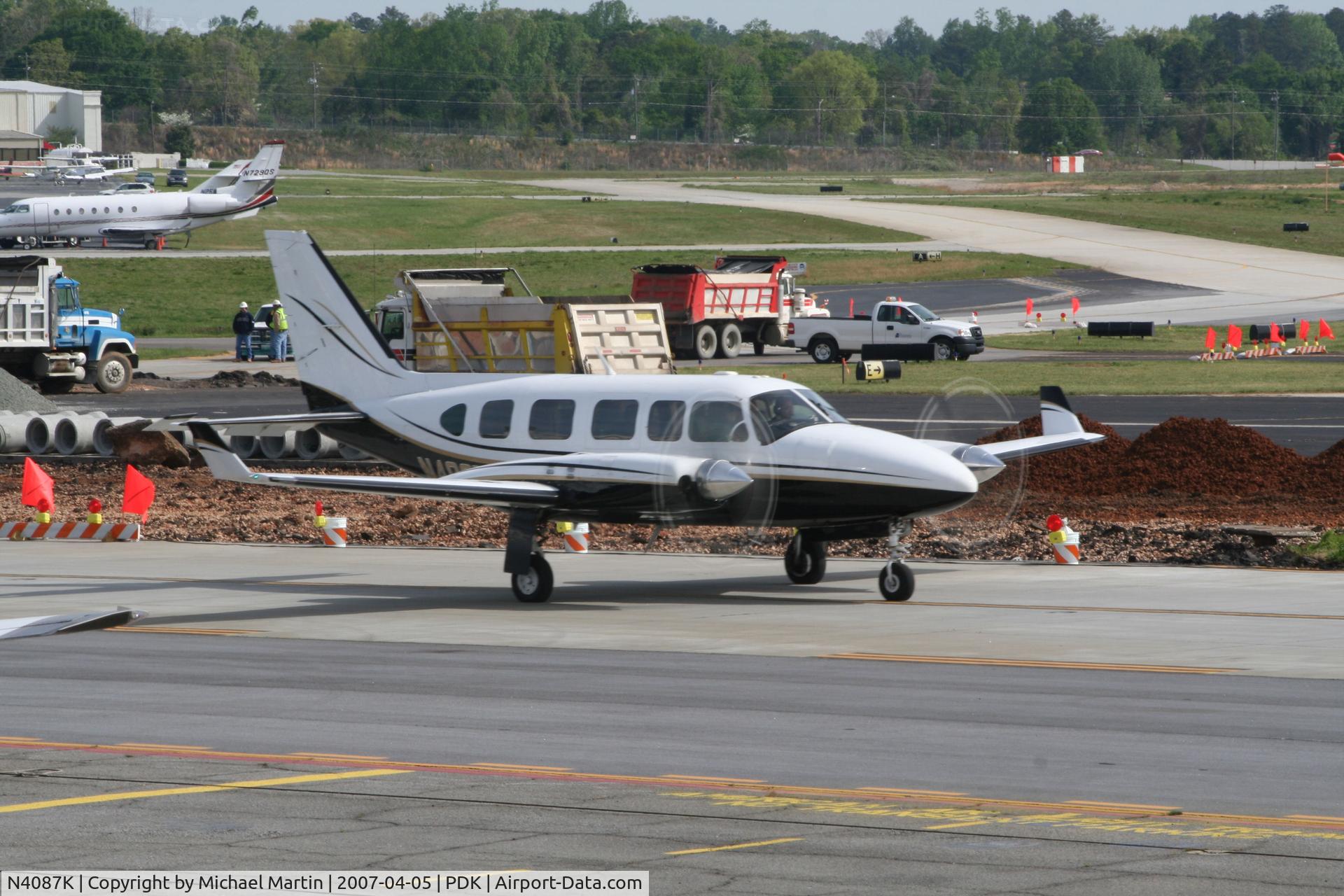 N4087K, 1981 Piper PA-31-350 Chieftain C/N 31-8152129, Taxing past on going construction