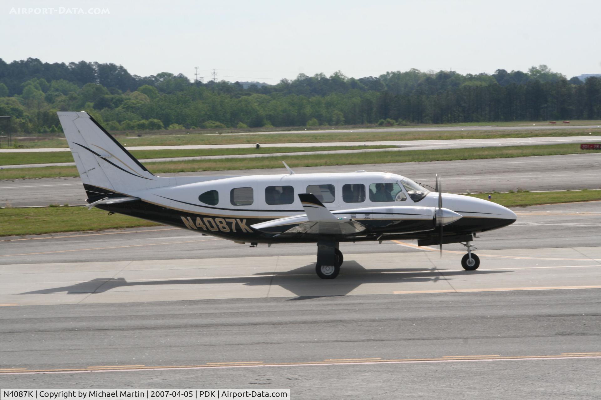 N4087K, 1981 Piper PA-31-350 Chieftain C/N 31-8152129, Taxing to Runway 2R