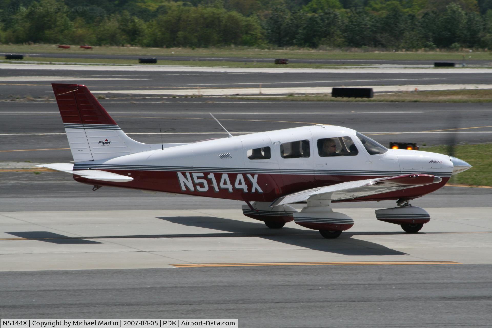 N5144X, 2001 Piper PA-28-181 C/N 2843430, Taxing to Runway 2R