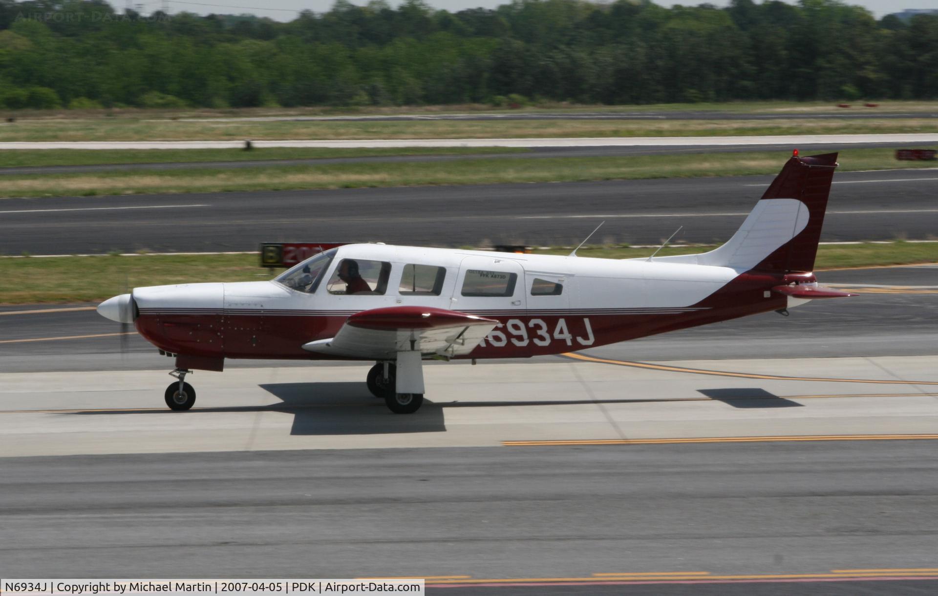 N6934J, 1976 Piper PA-32R-300 Cherokee Lance C/N 32R-7680389, Taxing to Epps Air Service