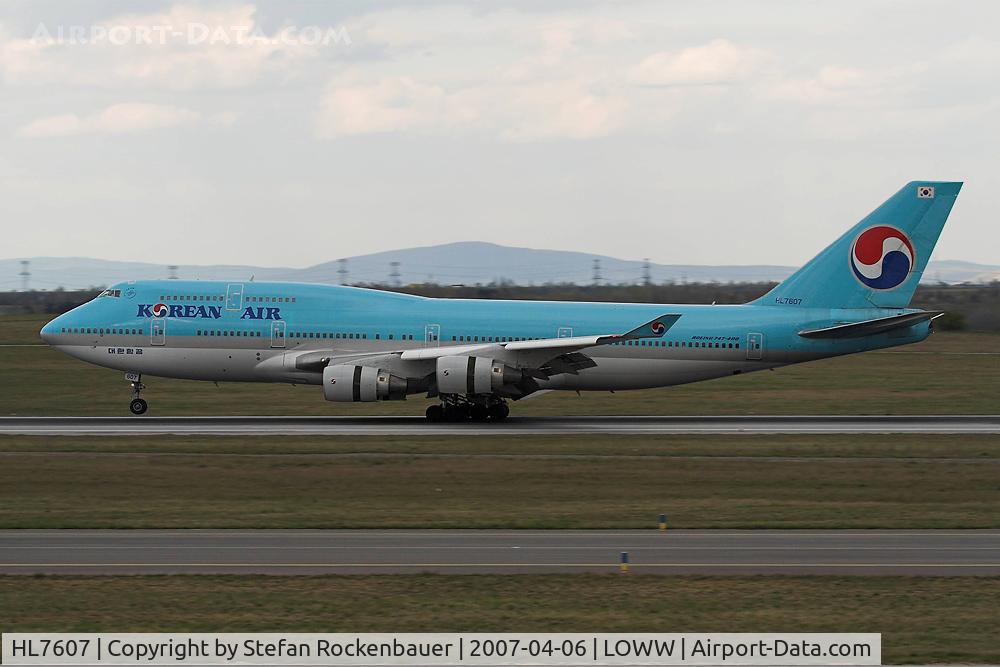 HL7607, 1989 Boeing 747-4B5 C/N 24198, Korean 747-400 landing at VIE.