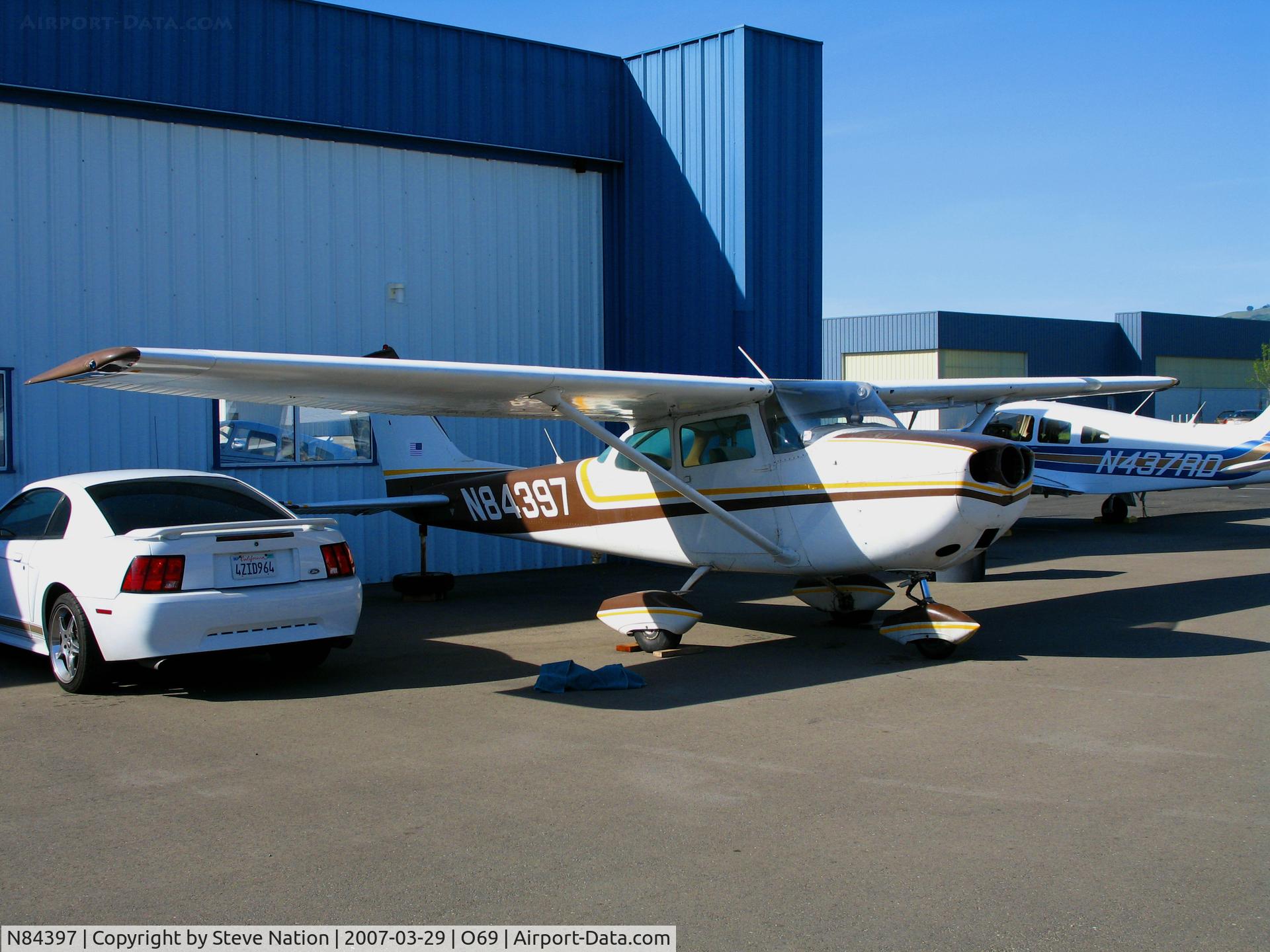 N84397, 1969 Cessna 172K Skyhawk C/N 17258459, 1969 Cessna 172K tucked between cars @ Petaluma, CA
