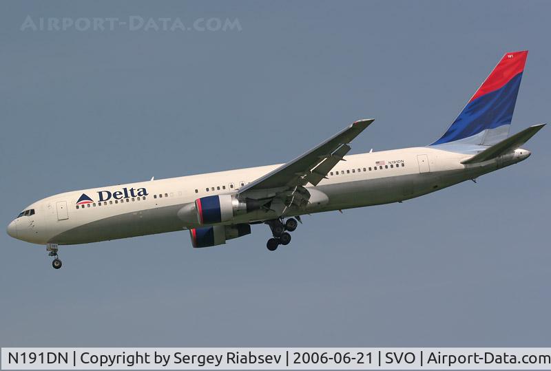 N191DN, 1997 Boeing 767-332 C/N 28448, At SVO