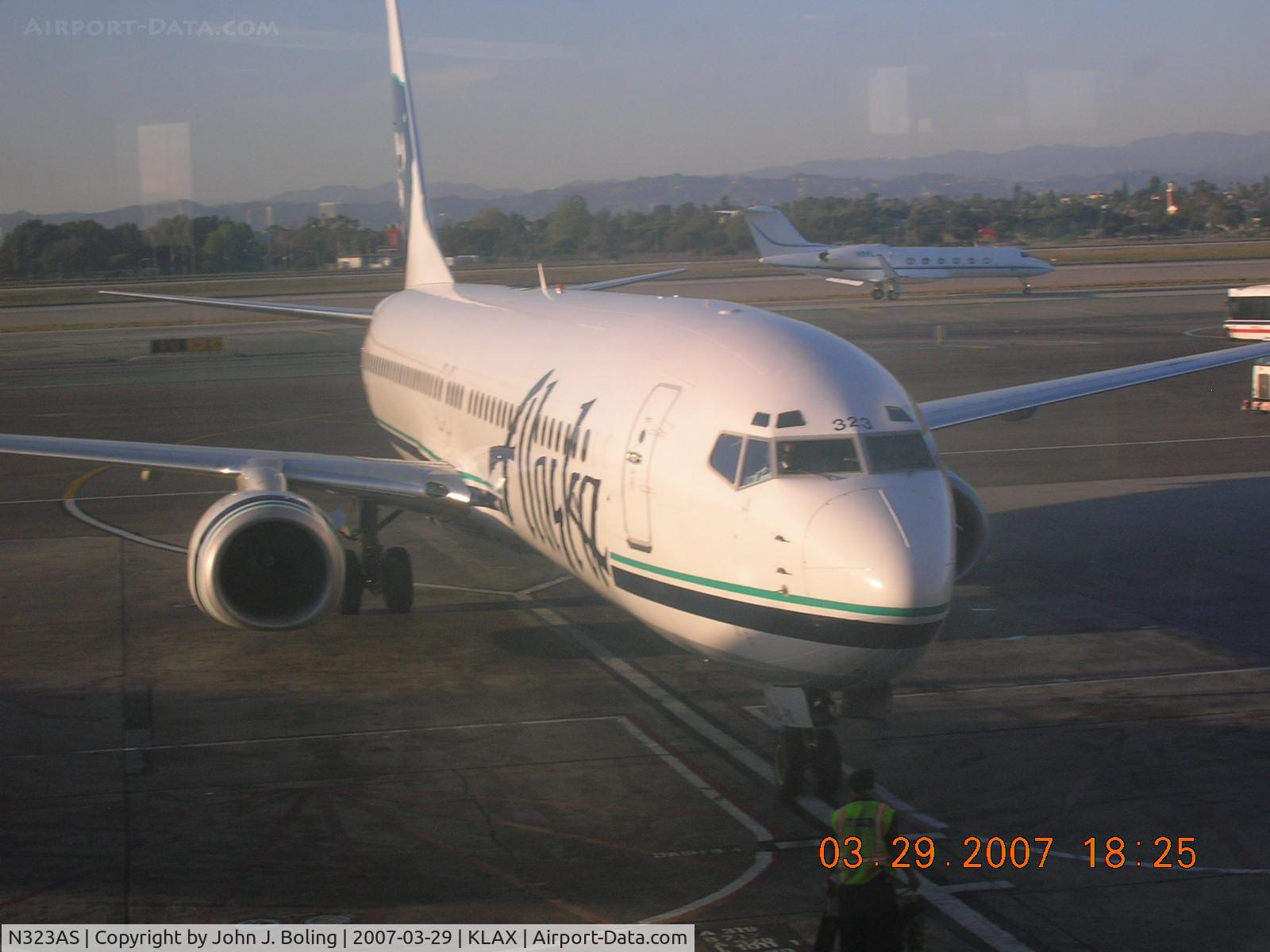 N323AS, 2004 Boeing 737-990 C/N 30021, Alaska 737 taxi in at KLAX