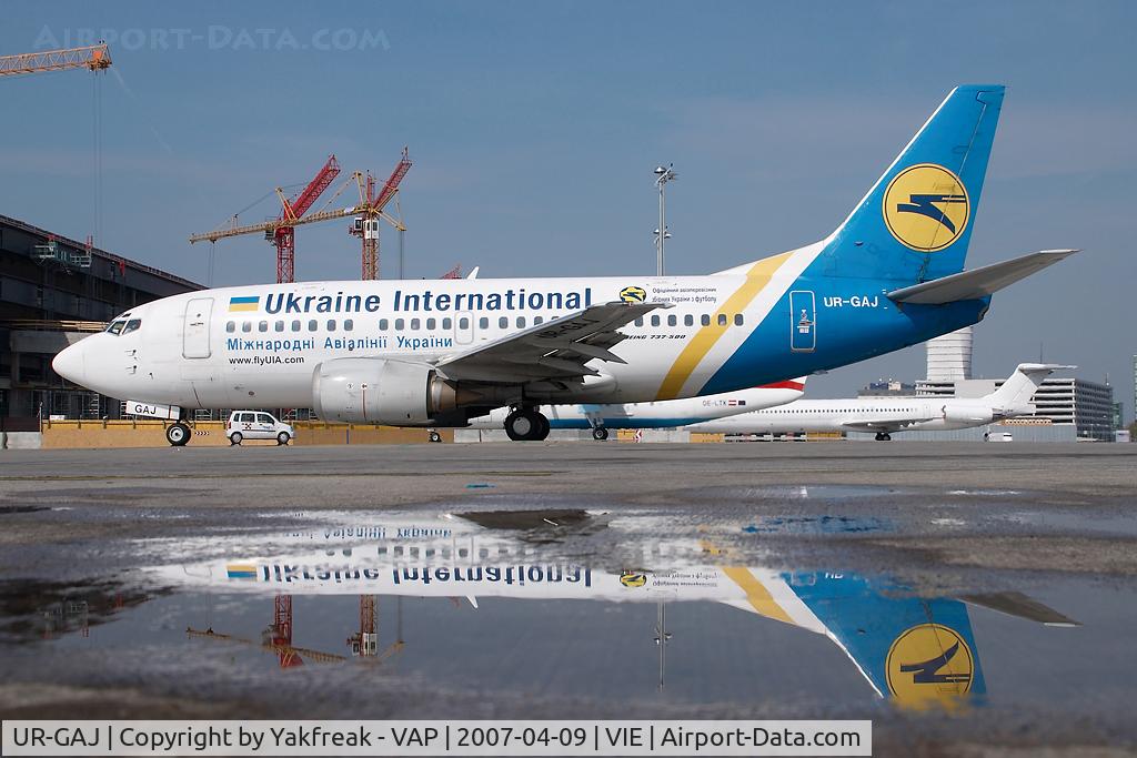 UR-GAJ, 1992 Boeing 737-5Y0 C/N 25192/2262, Ukraine International Boeing 737-500 - reflection